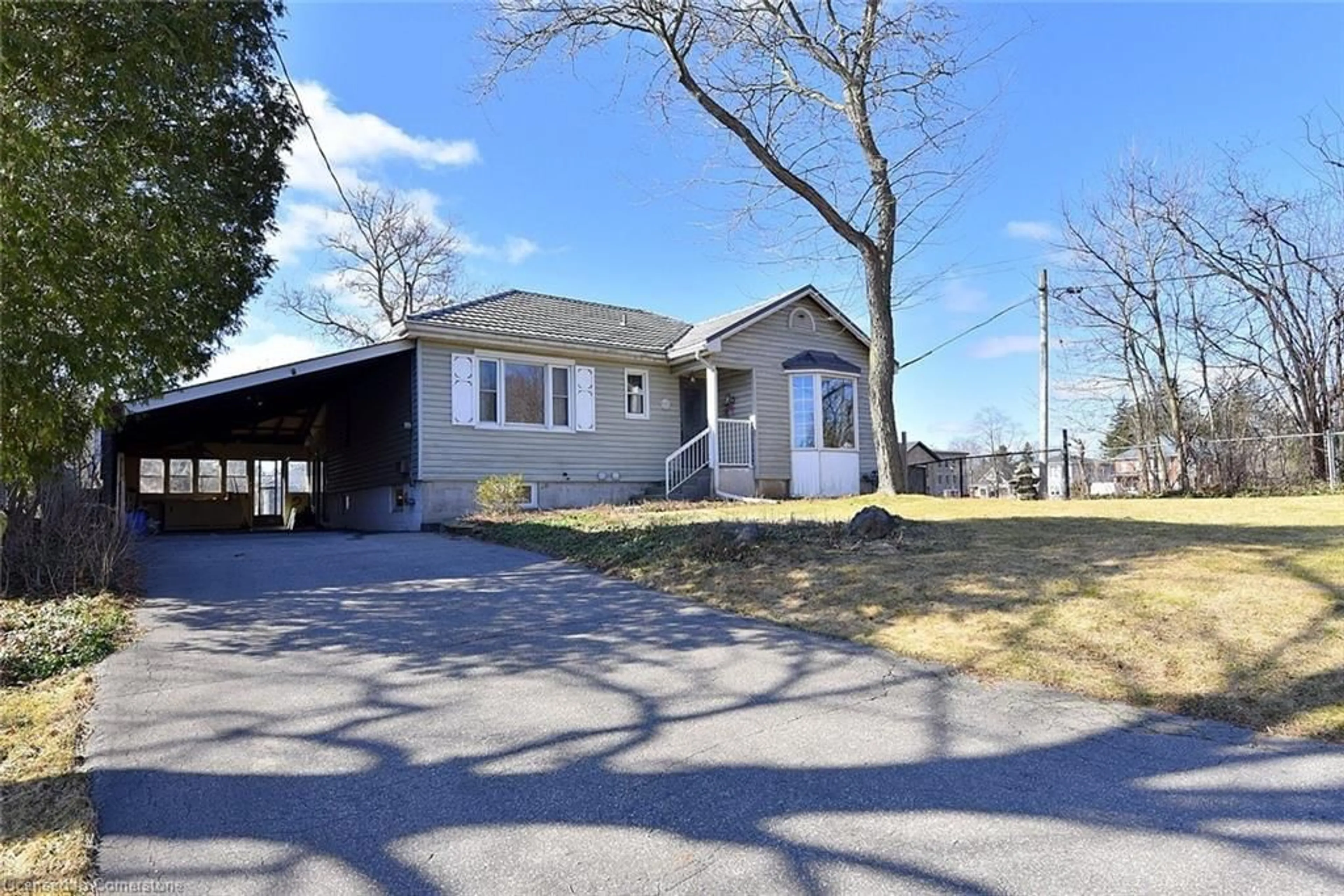 A pic from outside/outdoor area/front of a property/back of a property/a pic from drone, street for 20 Lorne Ave, Ancaster Ontario L9G 2X7
