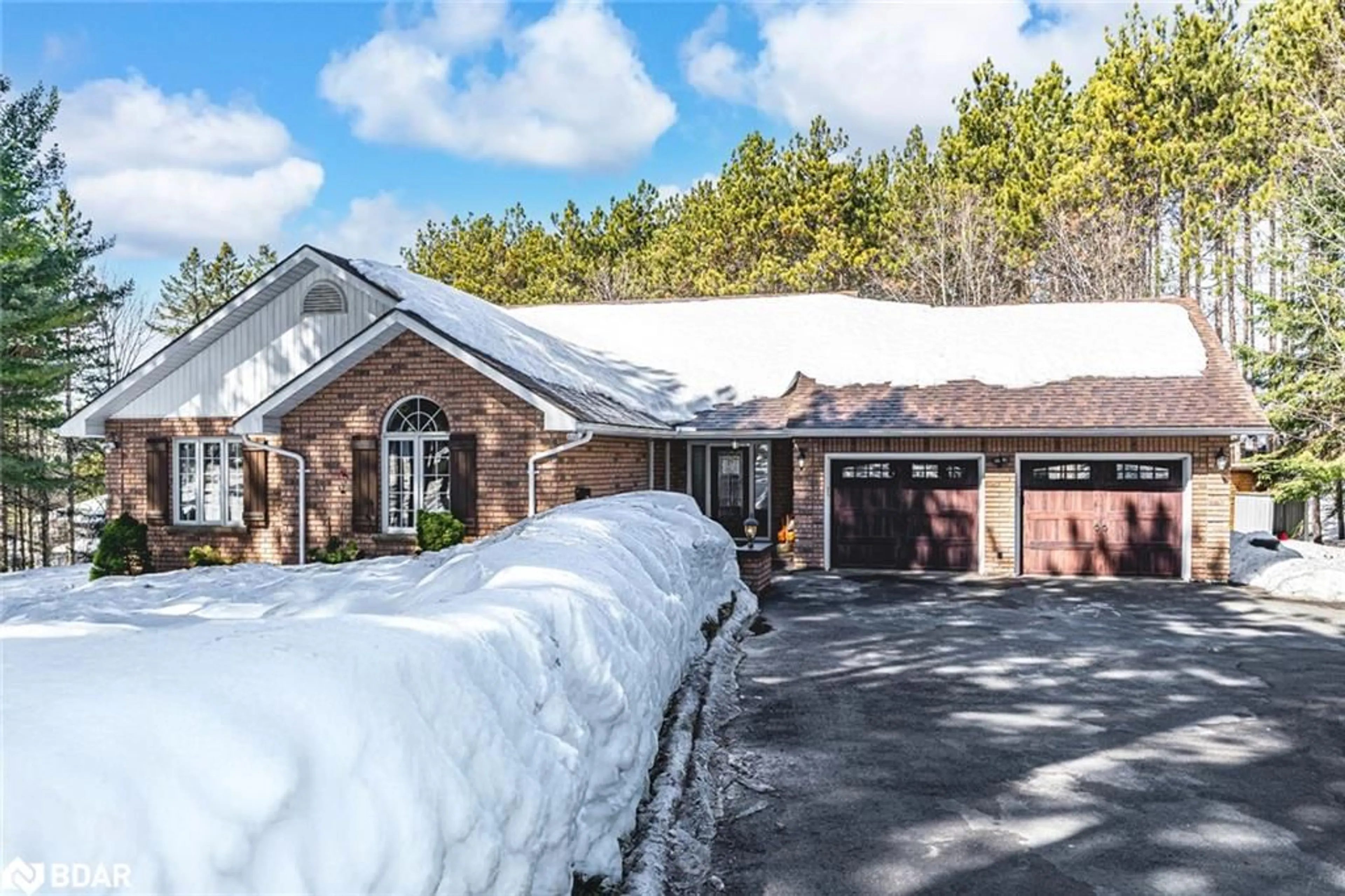 A pic from outside/outdoor area/front of a property/back of a property/a pic from drone, unknown for 8 Nevis Ridge Dr, Oro-Medonte Ontario L0L 1T0