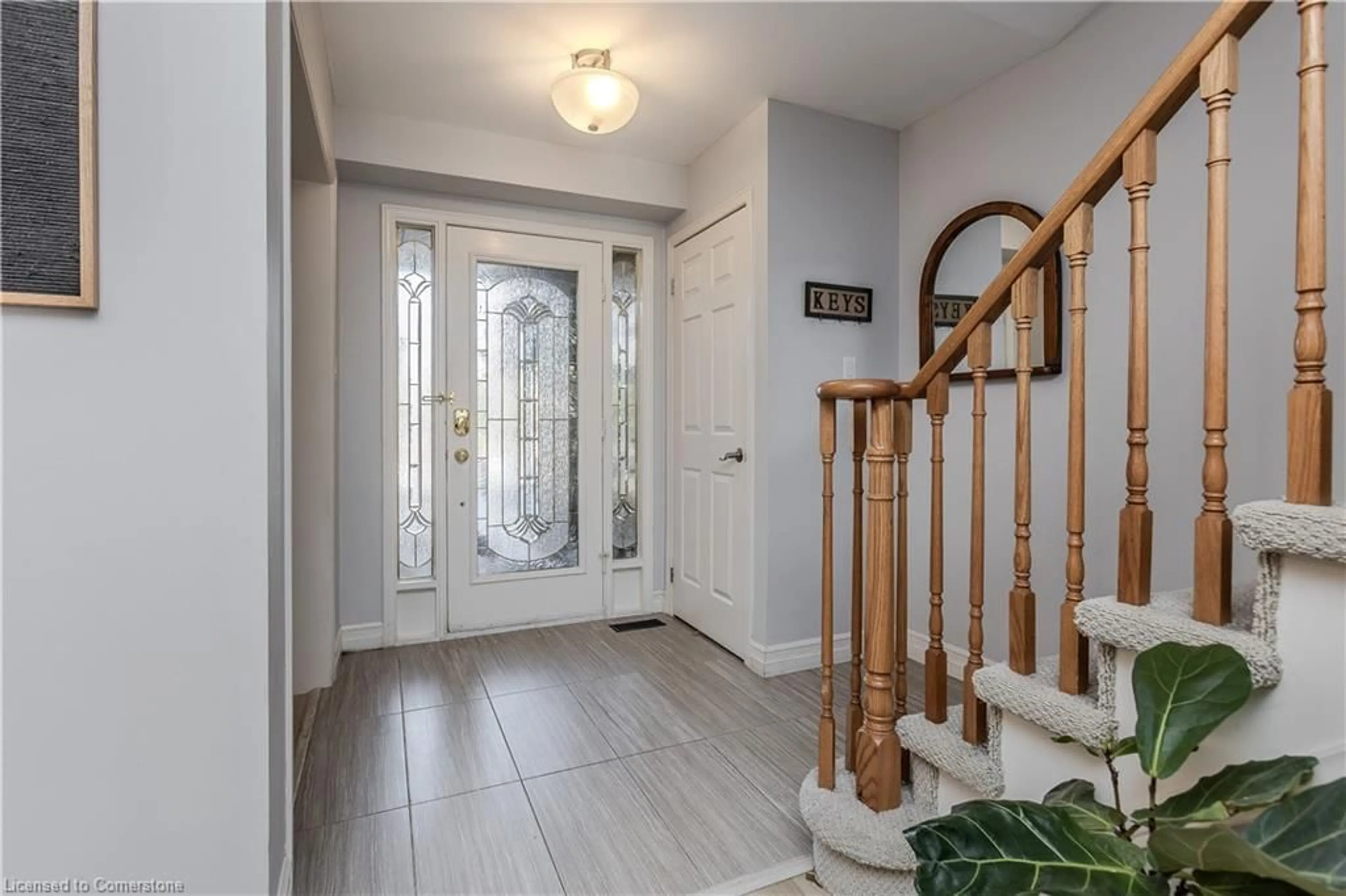 Indoor entryway for 1147 Lindsay Dr, Oakville Ontario L6M 3B7