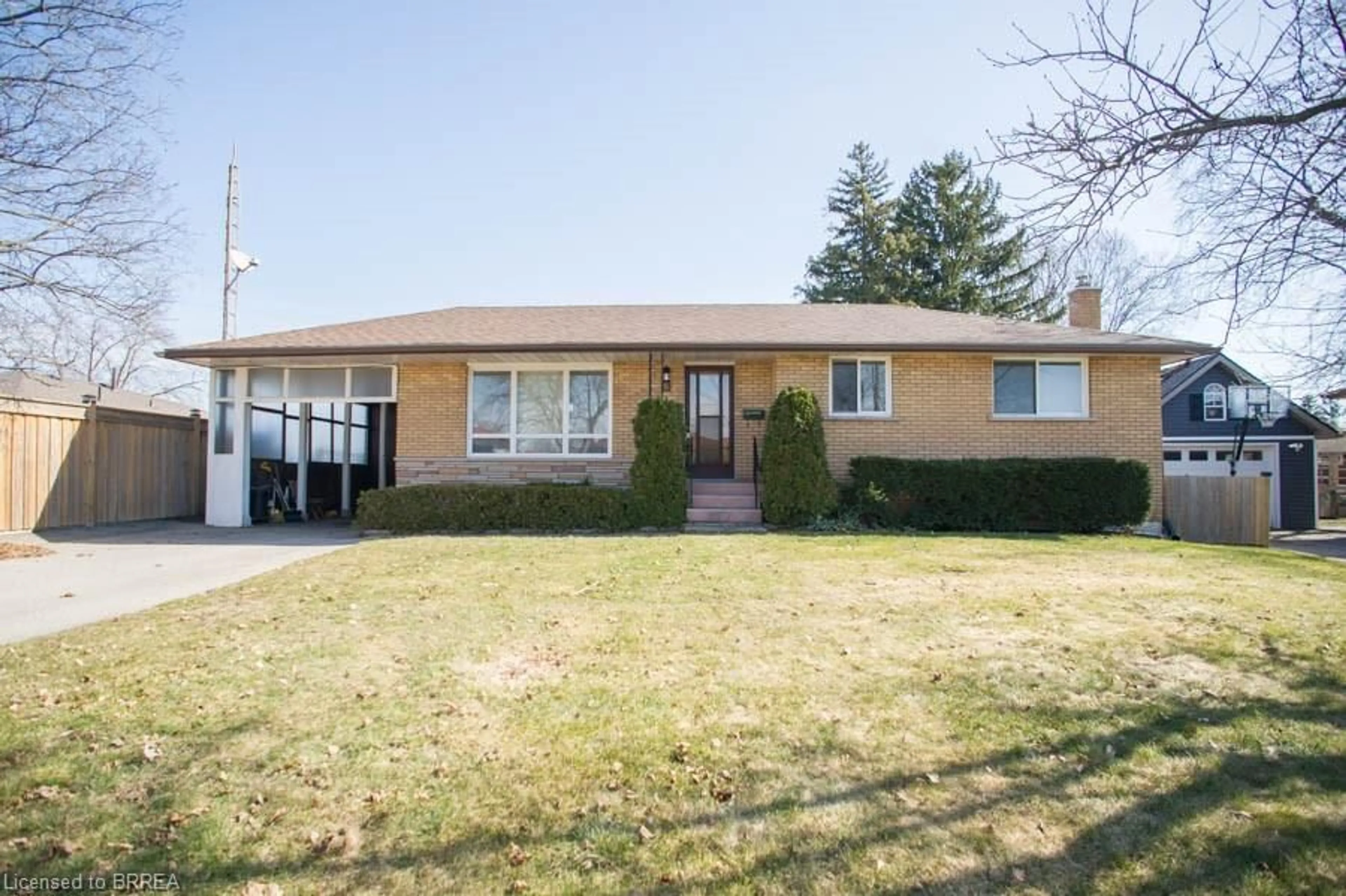 Home with vinyl exterior material, street for 8 Kent Rd, Brantford Ontario N3R 5G6