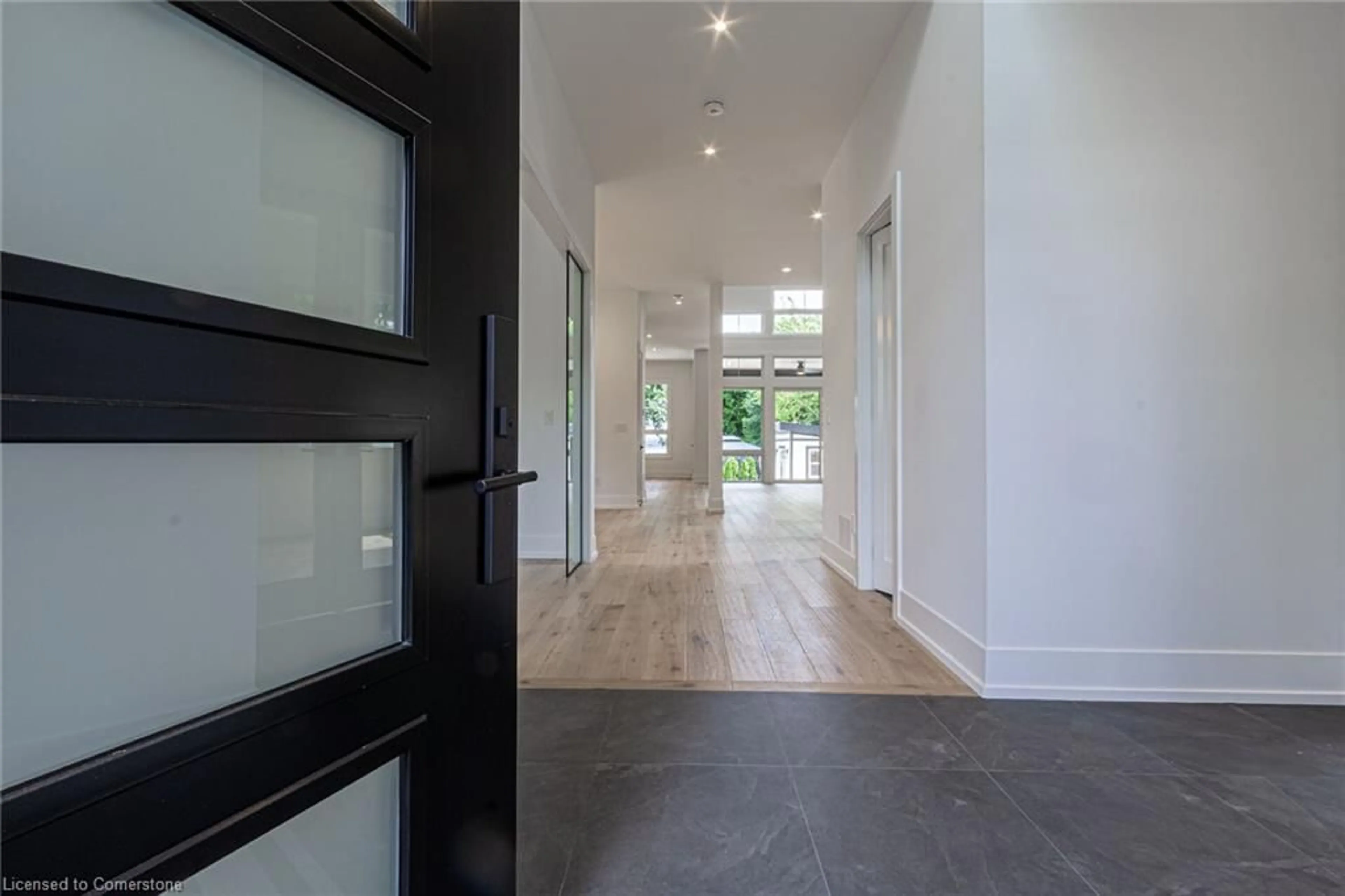 Indoor entryway for 312 North Shore Blvd, Burlington Ontario L7T 1A4