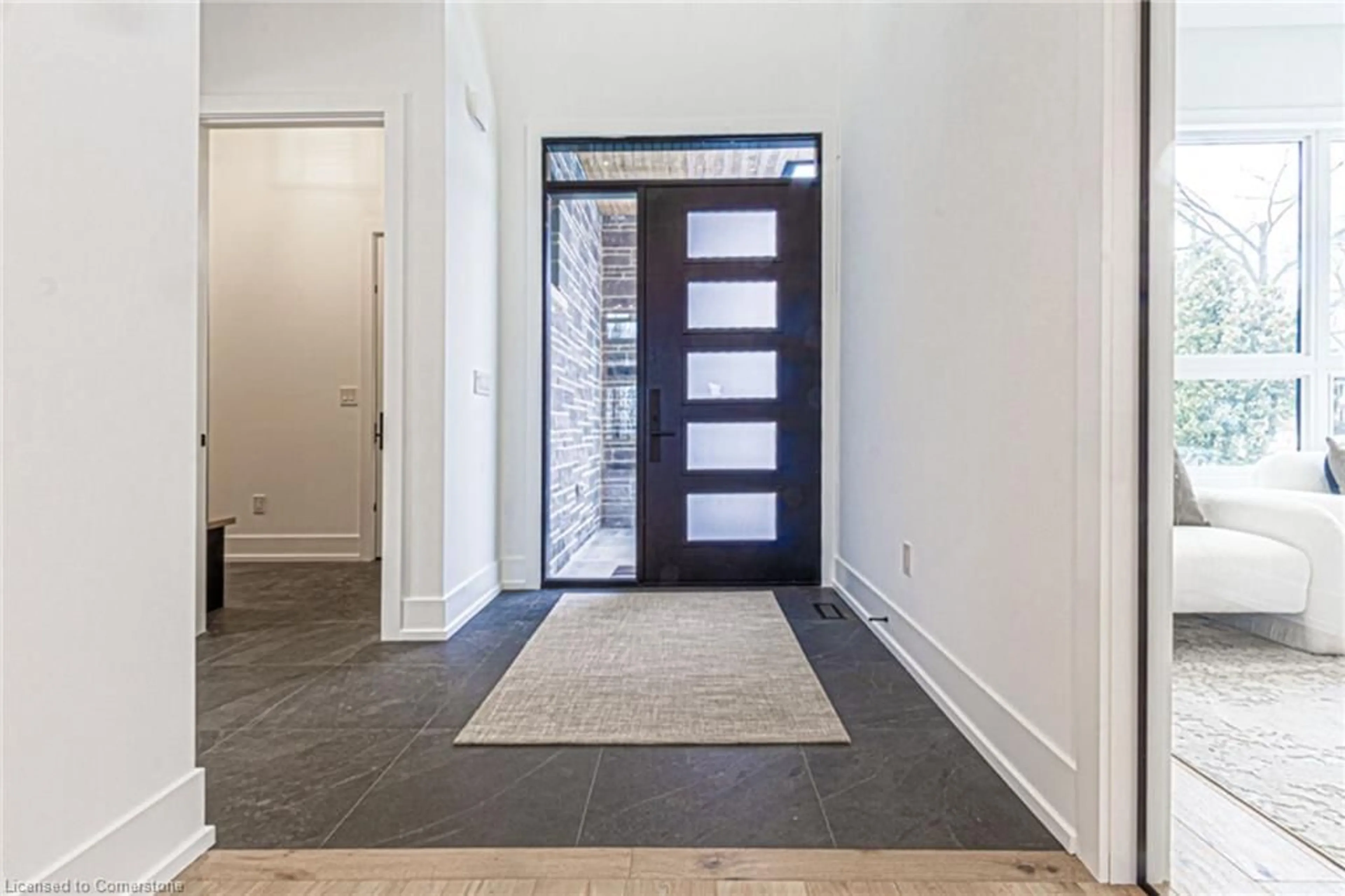 Indoor entryway for 312 North Shore Blvd, Burlington Ontario L7T 1A4