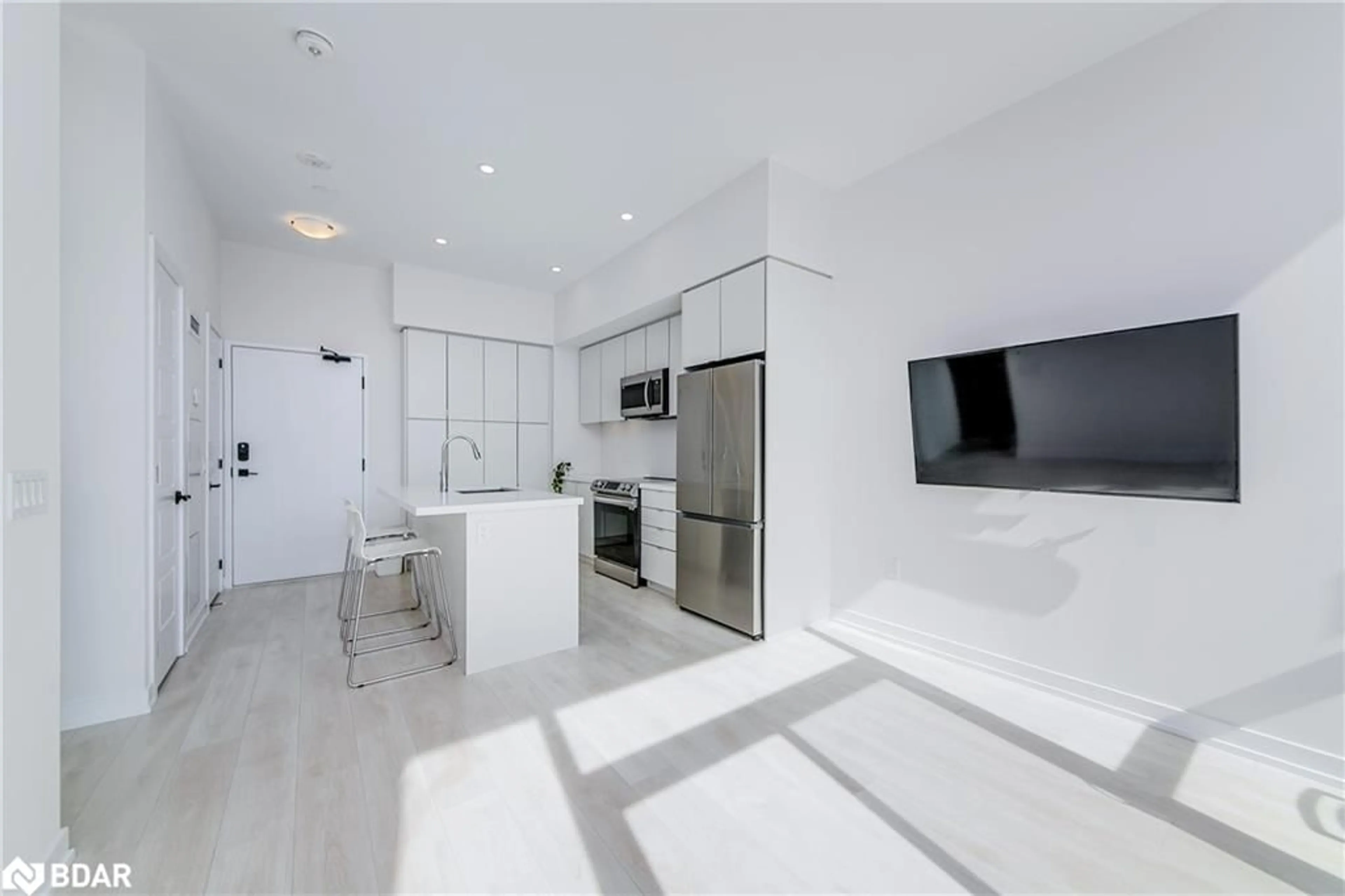 Open concept kitchen, ceramic/tile floor for 415 Sea Ray Ave #402, Innisfil Ontario L9S 0R5