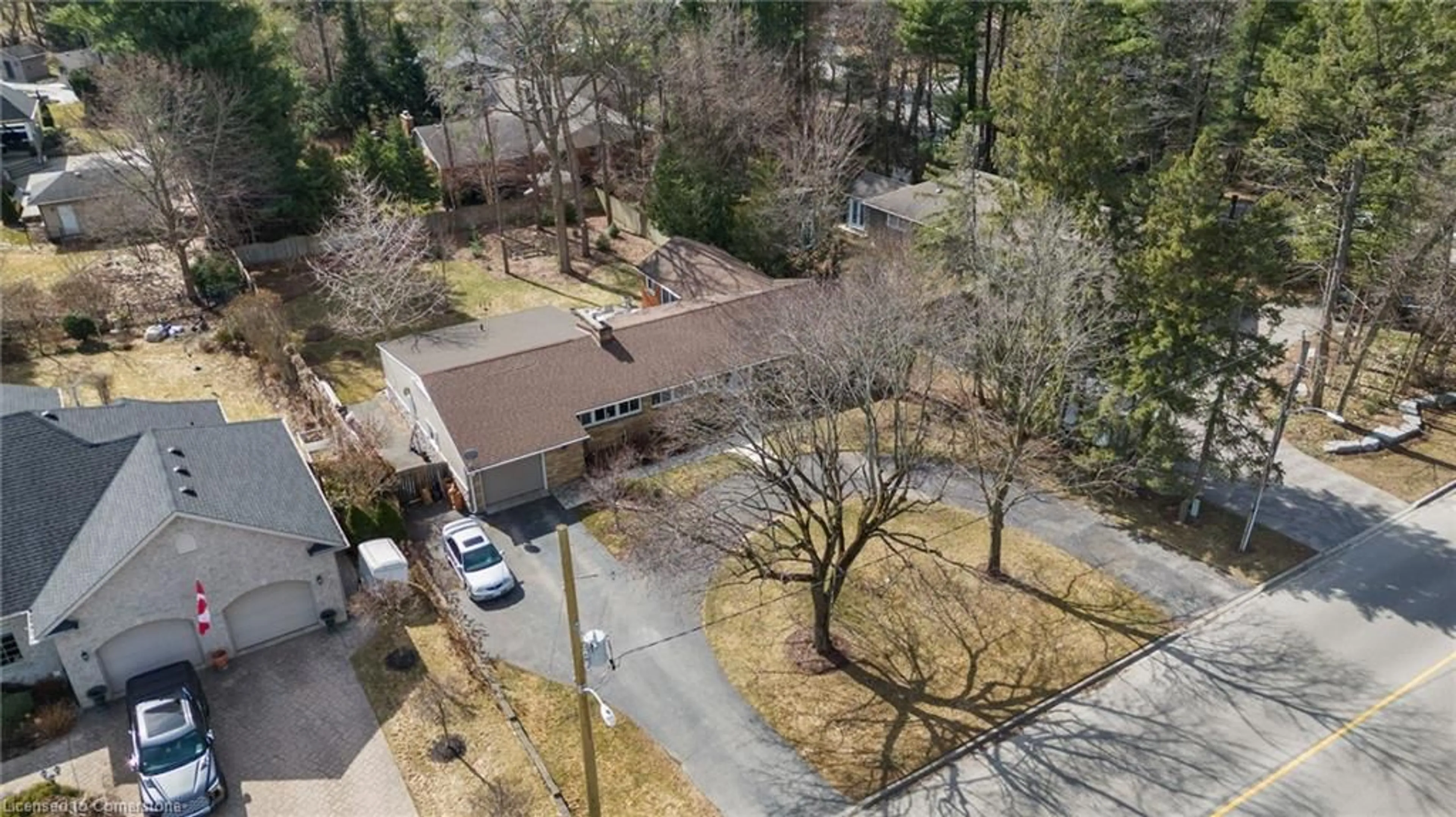 A pic from outside/outdoor area/front of a property/back of a property/a pic from drone, street for 30 Lynndale Rd, Simcoe Ontario N3Y 1Z9