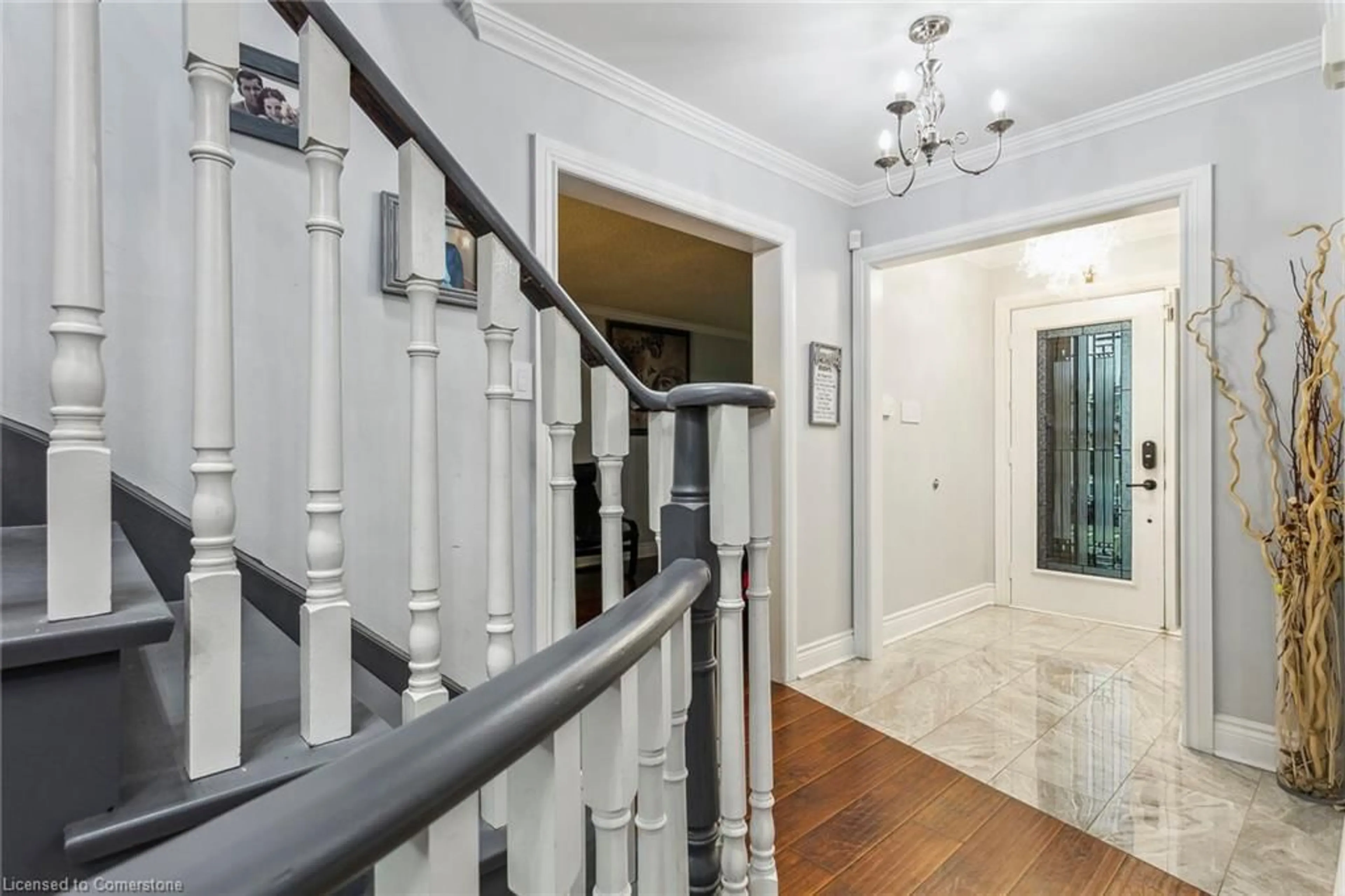 Indoor foyer for 633 Fothergill Blvd, Burlington Ontario L7L 6E3