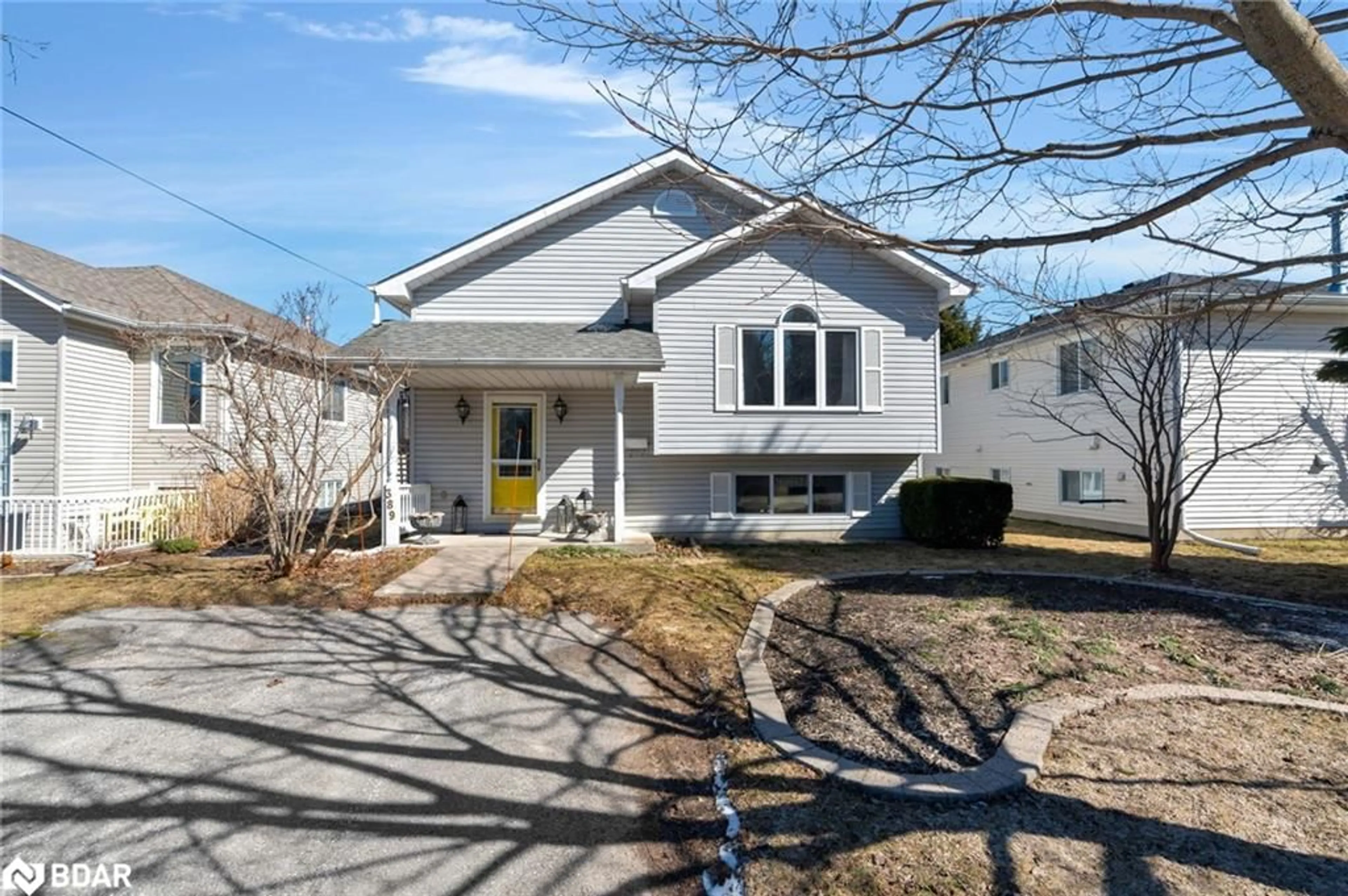 Home with vinyl exterior material, street for 389 Walnut St, Collingwood Ontario L9Y 3E2
