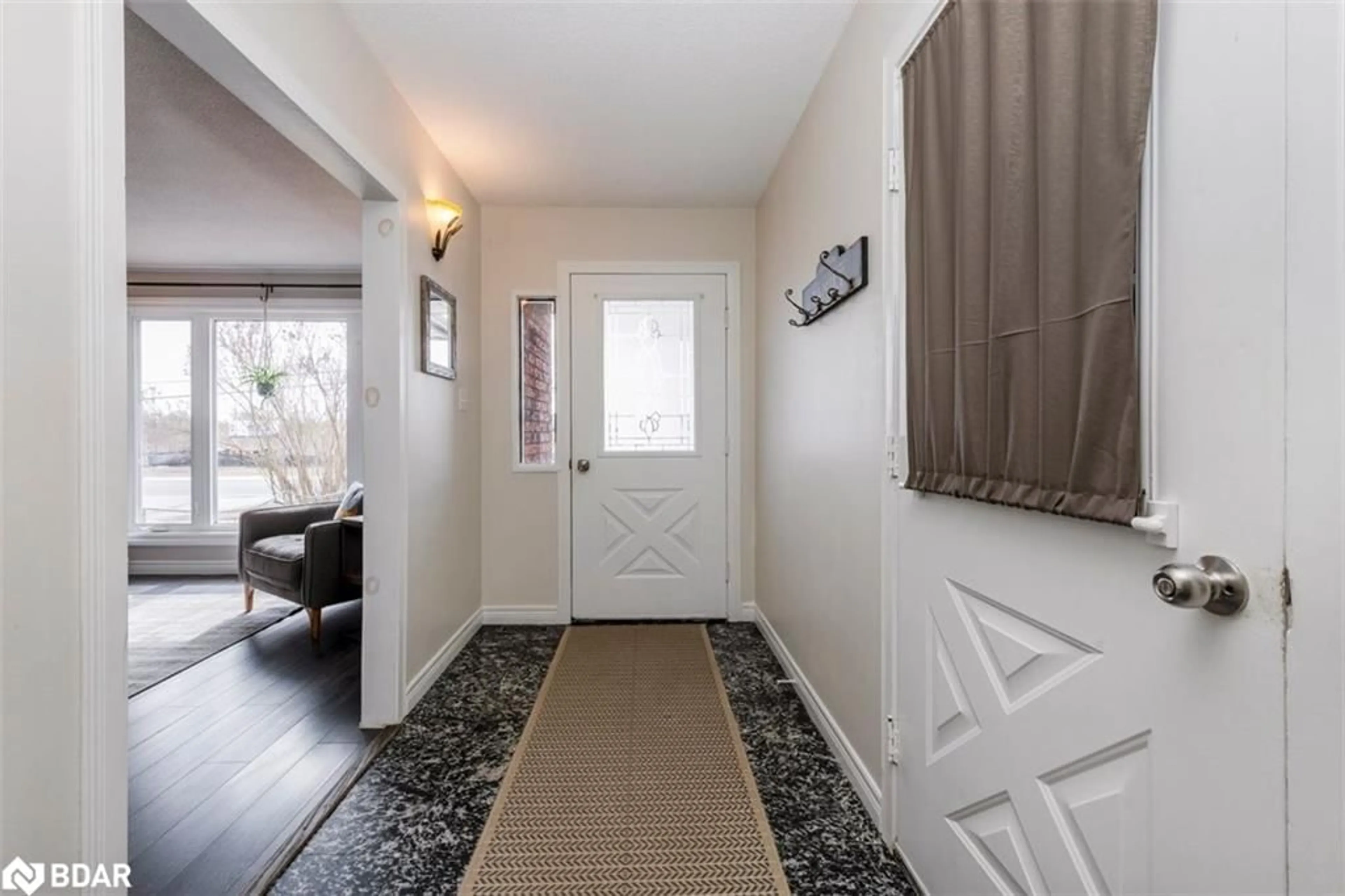 Indoor entryway for 172 Queen St, Elmvale Ontario L0L 1P0