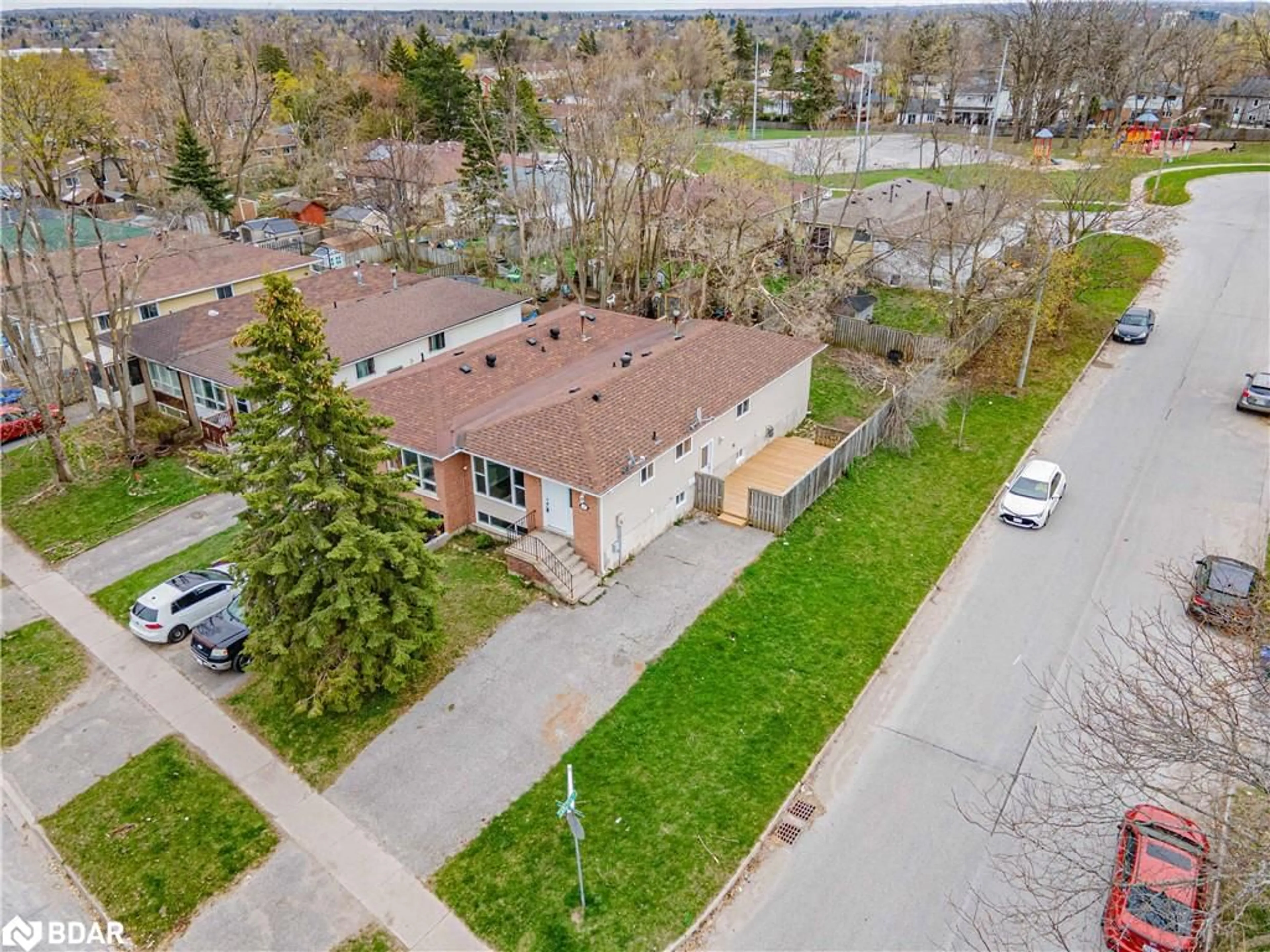 A pic from outside/outdoor area/front of a property/back of a property/a pic from drone, street for 43 Charlbrook Ave, Barrie Ontario L4M 2Y6