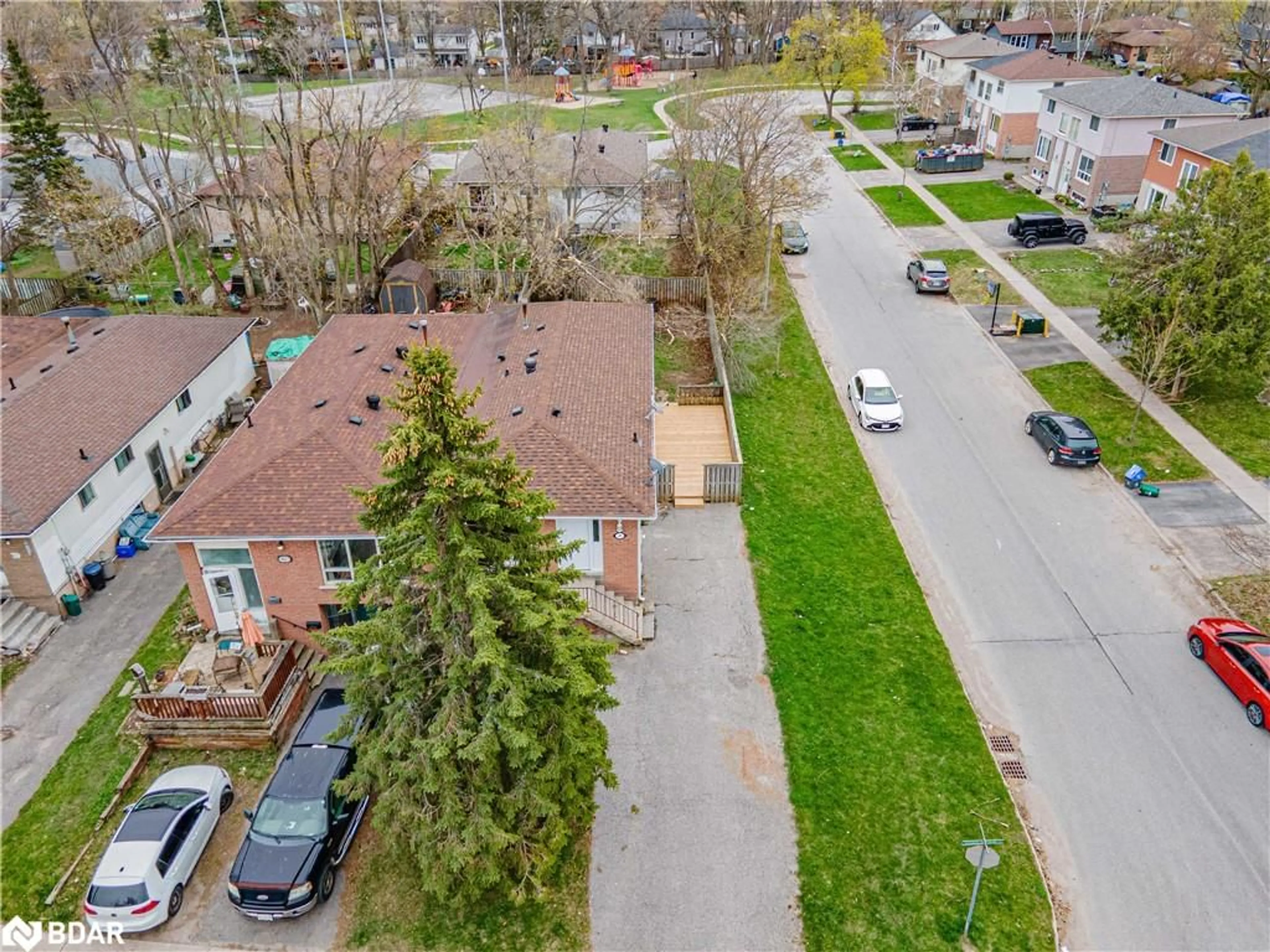 A pic from outside/outdoor area/front of a property/back of a property/a pic from drone, street for 43 Charlbrook Ave, Barrie Ontario L4M 2Y6