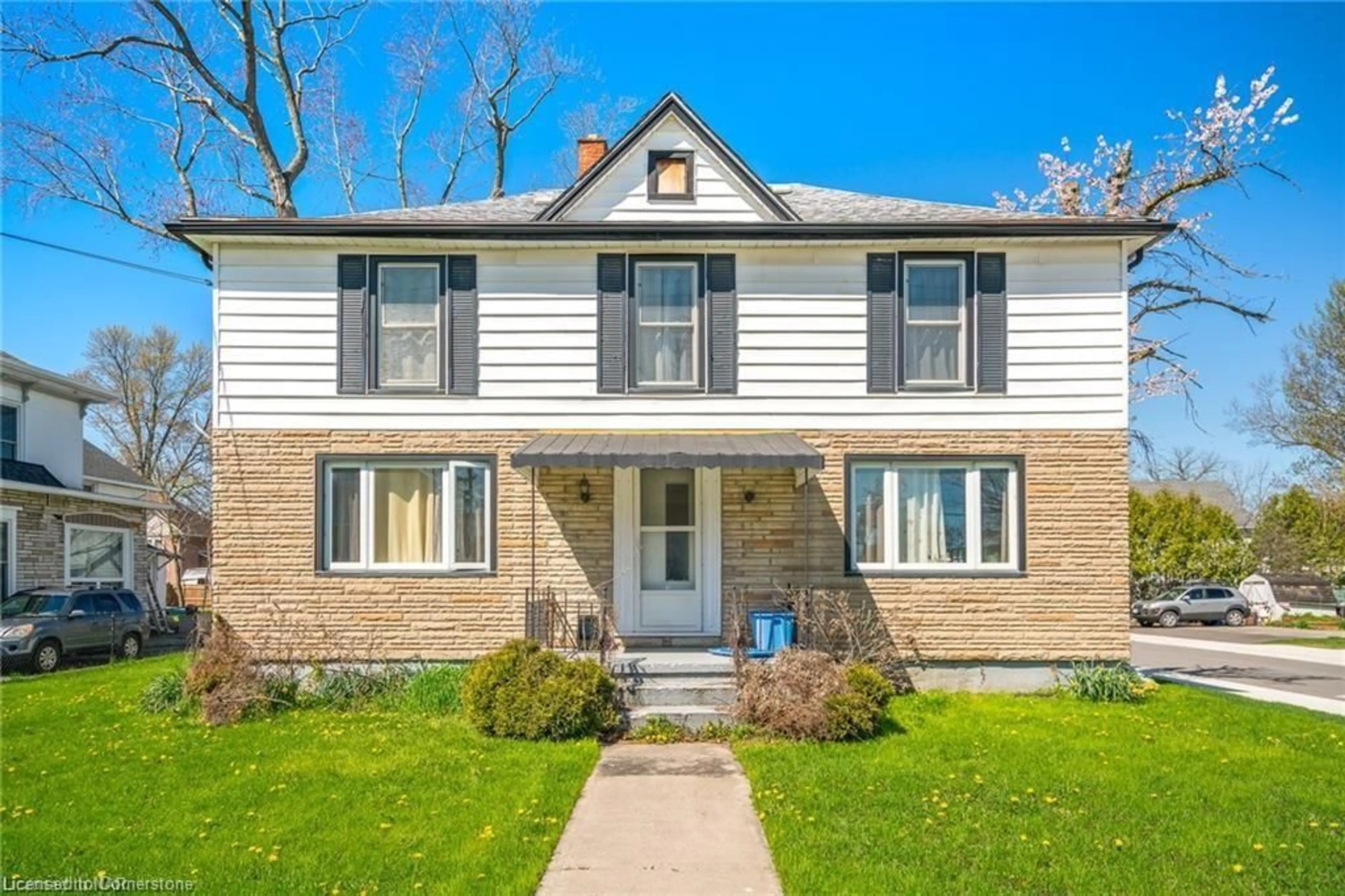 Home with vinyl exterior material, street for 107 Elizabeth St, Welland Ontario L3C 4M3