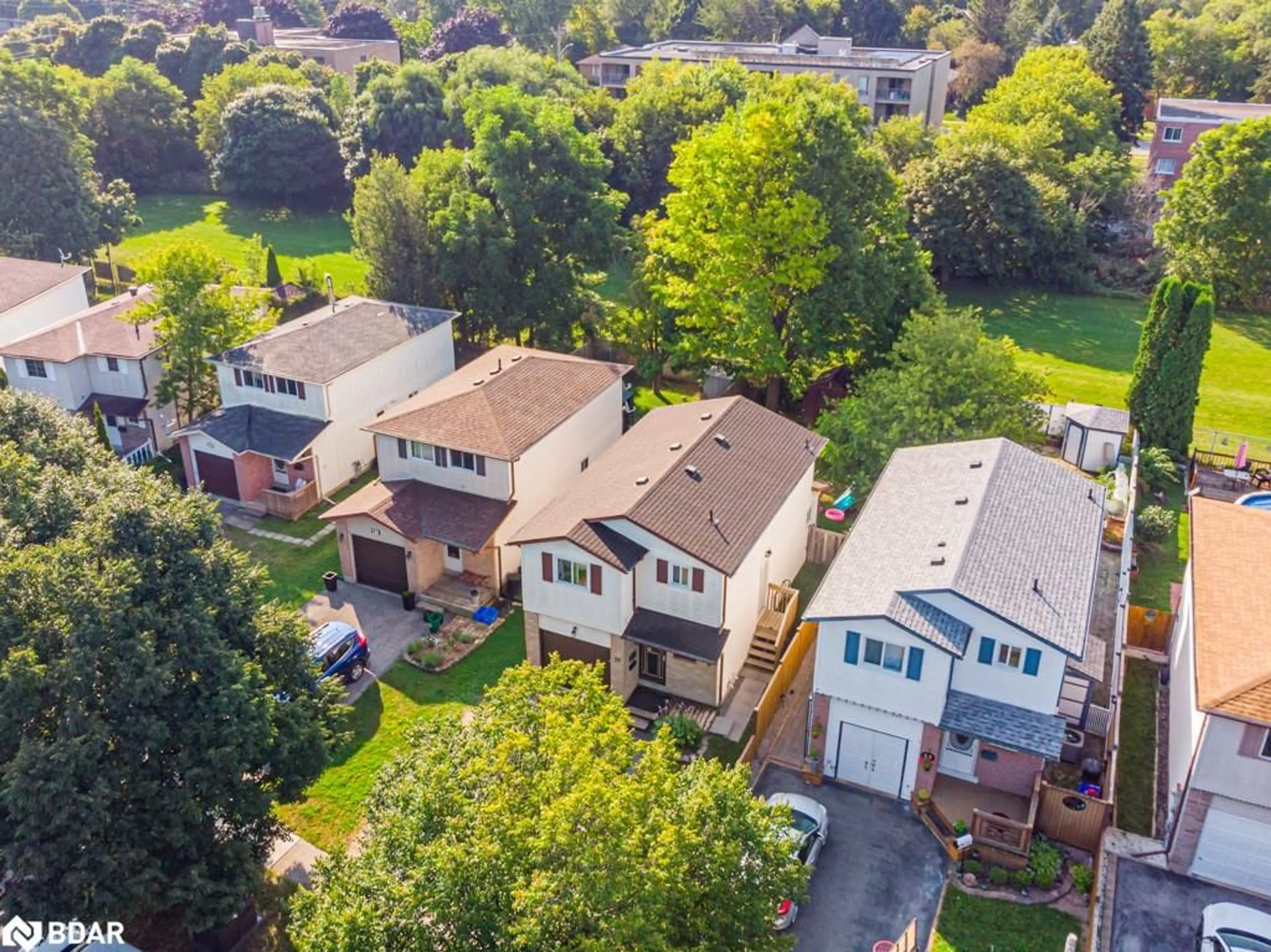 A pic from outside/outdoor area/front of a property/back of a property/a pic from drone, street for 39 Laurie Cres, Barrie Ontario L4M 6C7