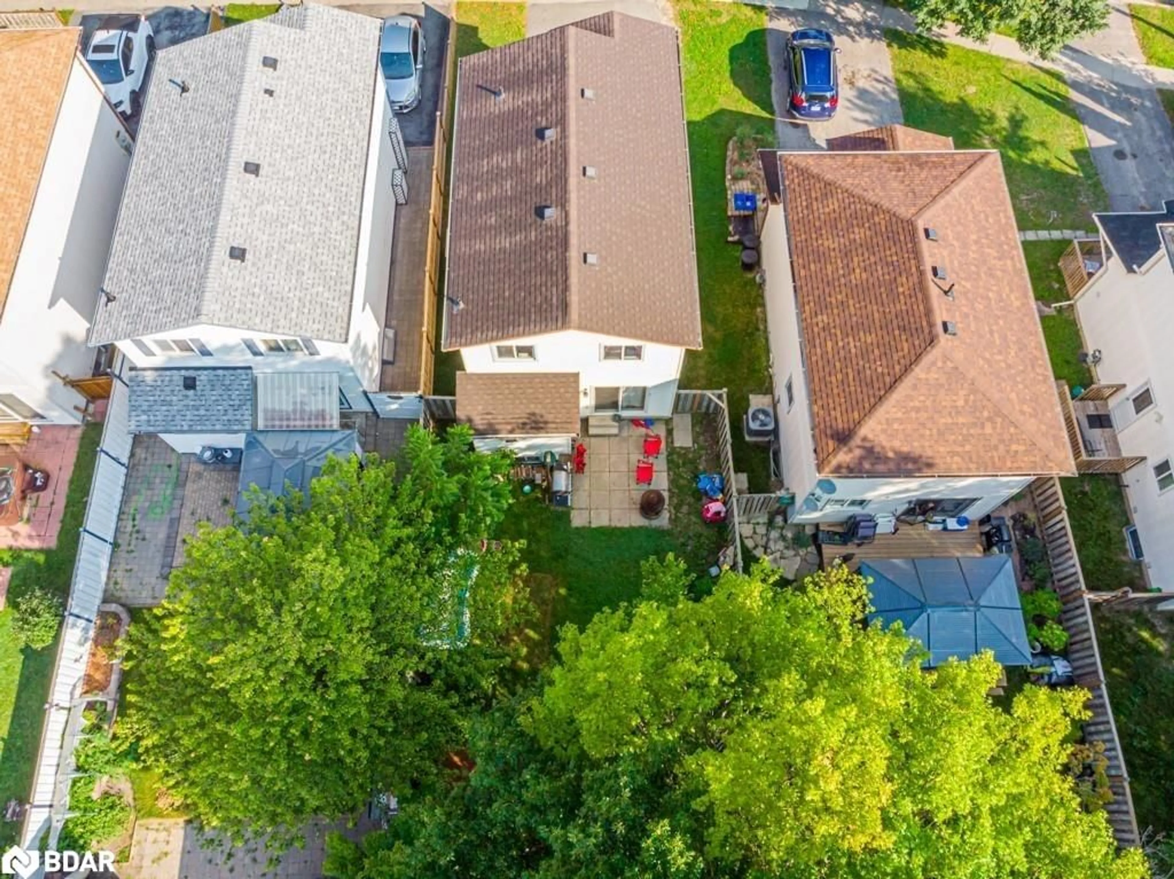 A pic from outside/outdoor area/front of a property/back of a property/a pic from drone, city buildings view from balcony for 39 Laurie Cres, Barrie Ontario L4M 6C7