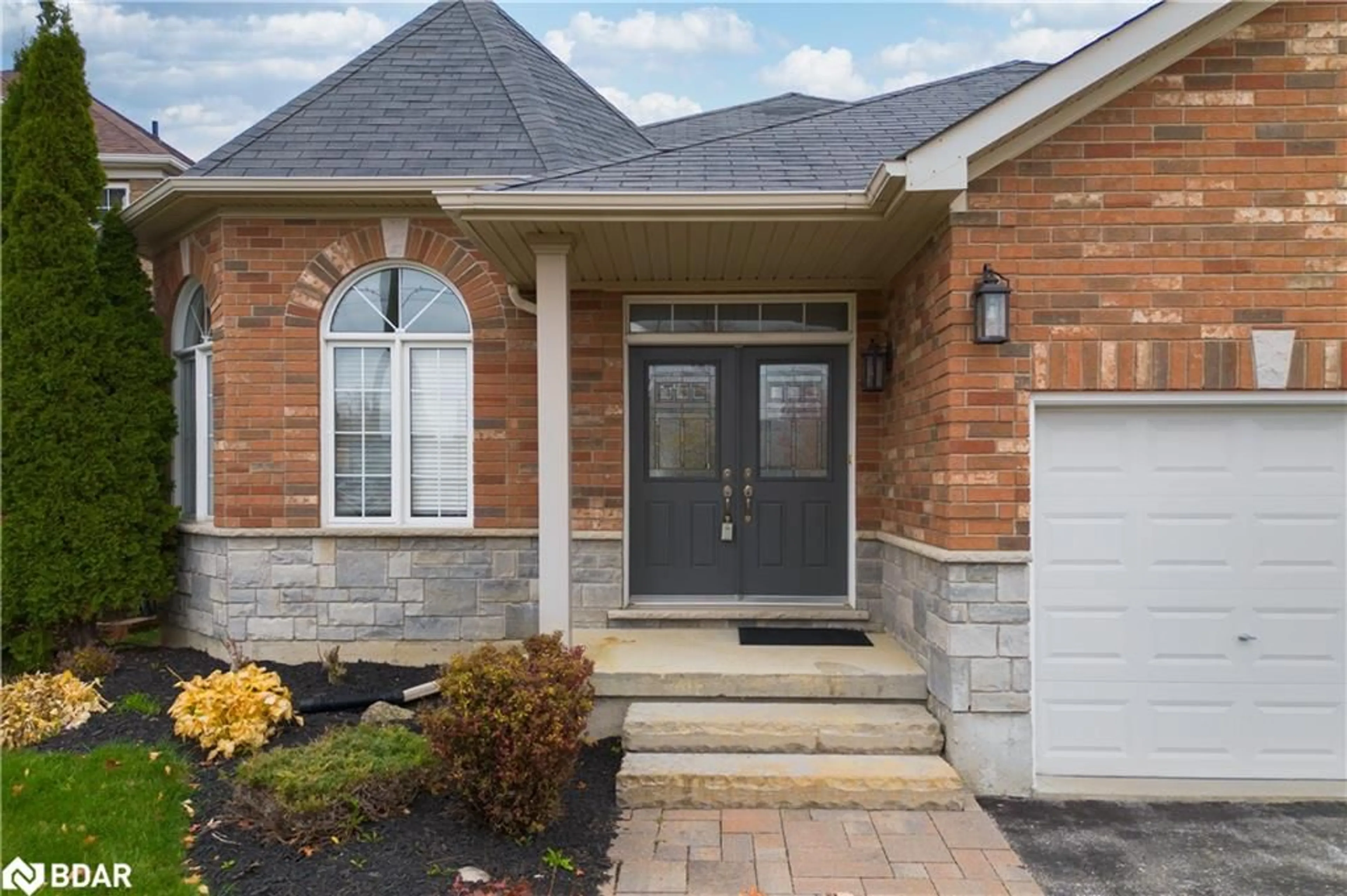 Home with brick exterior material, street for 15 Prince William Way, Barrie Ontario L4N 0Y9