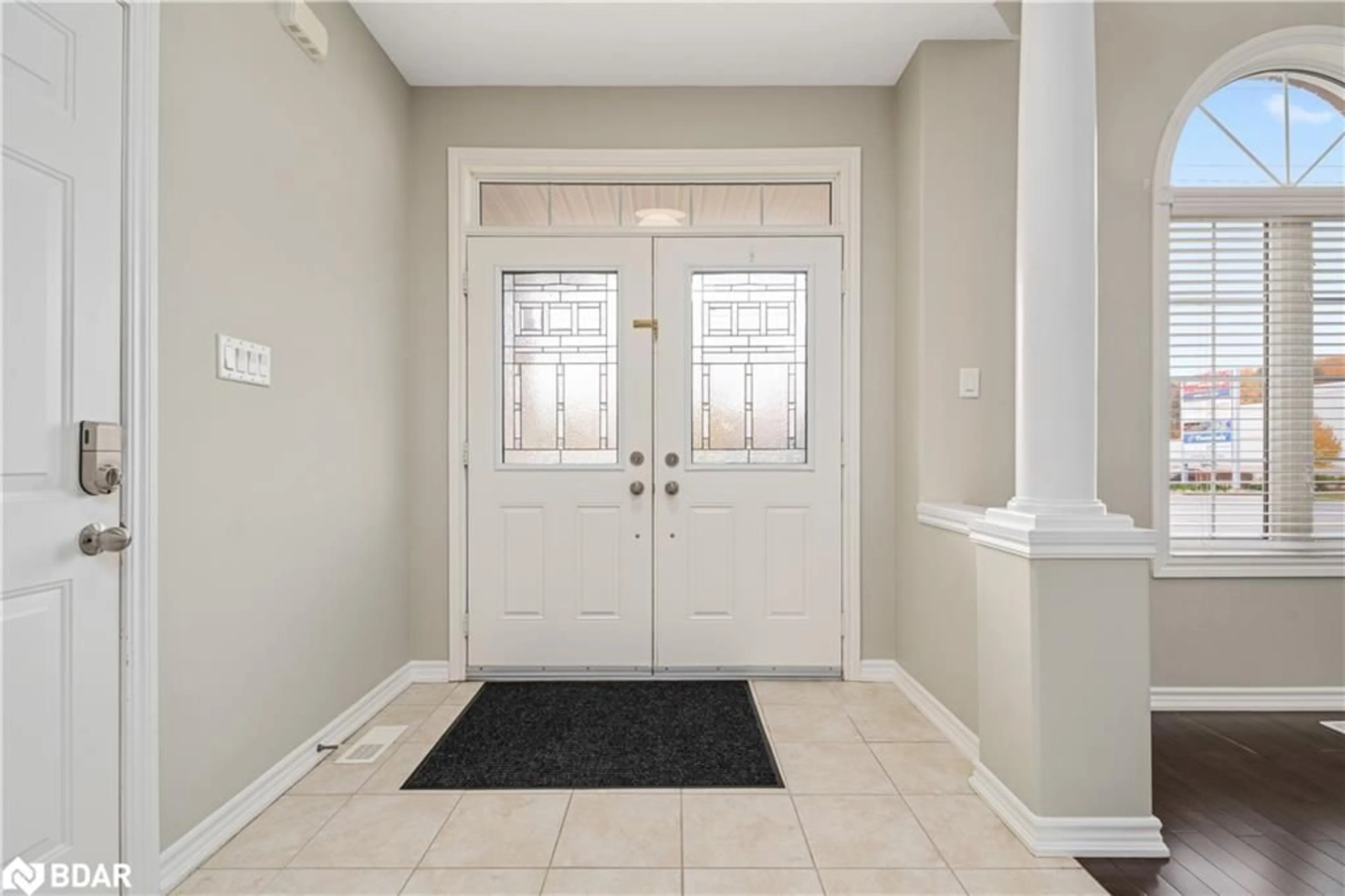 Indoor entryway for 15 Prince William Way, Barrie Ontario L4N 0Y9