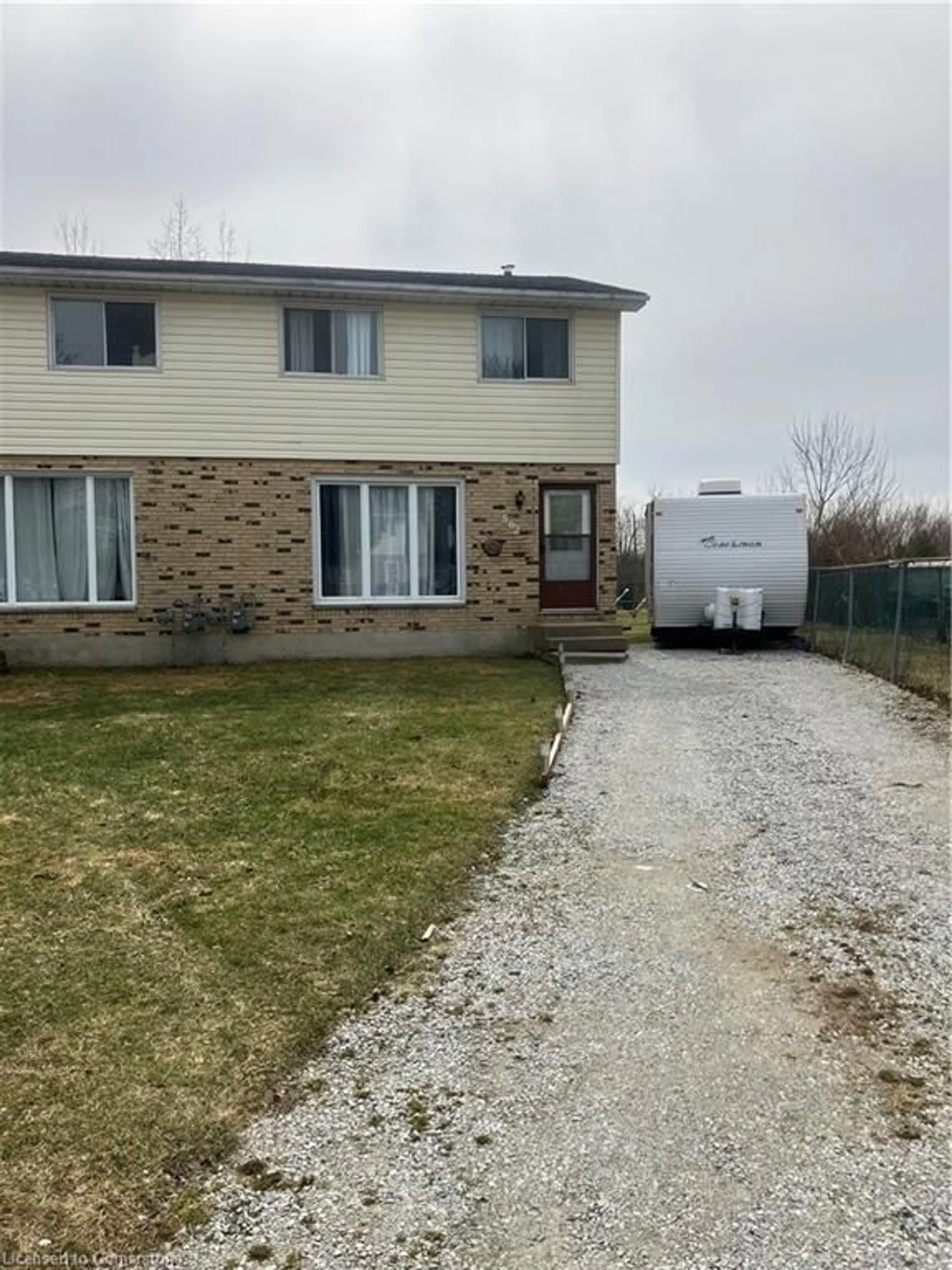 A pic from outside/outdoor area/front of a property/back of a property/a pic from drone, street for 562 Short St, Petrolia Ontario N0N 1R0