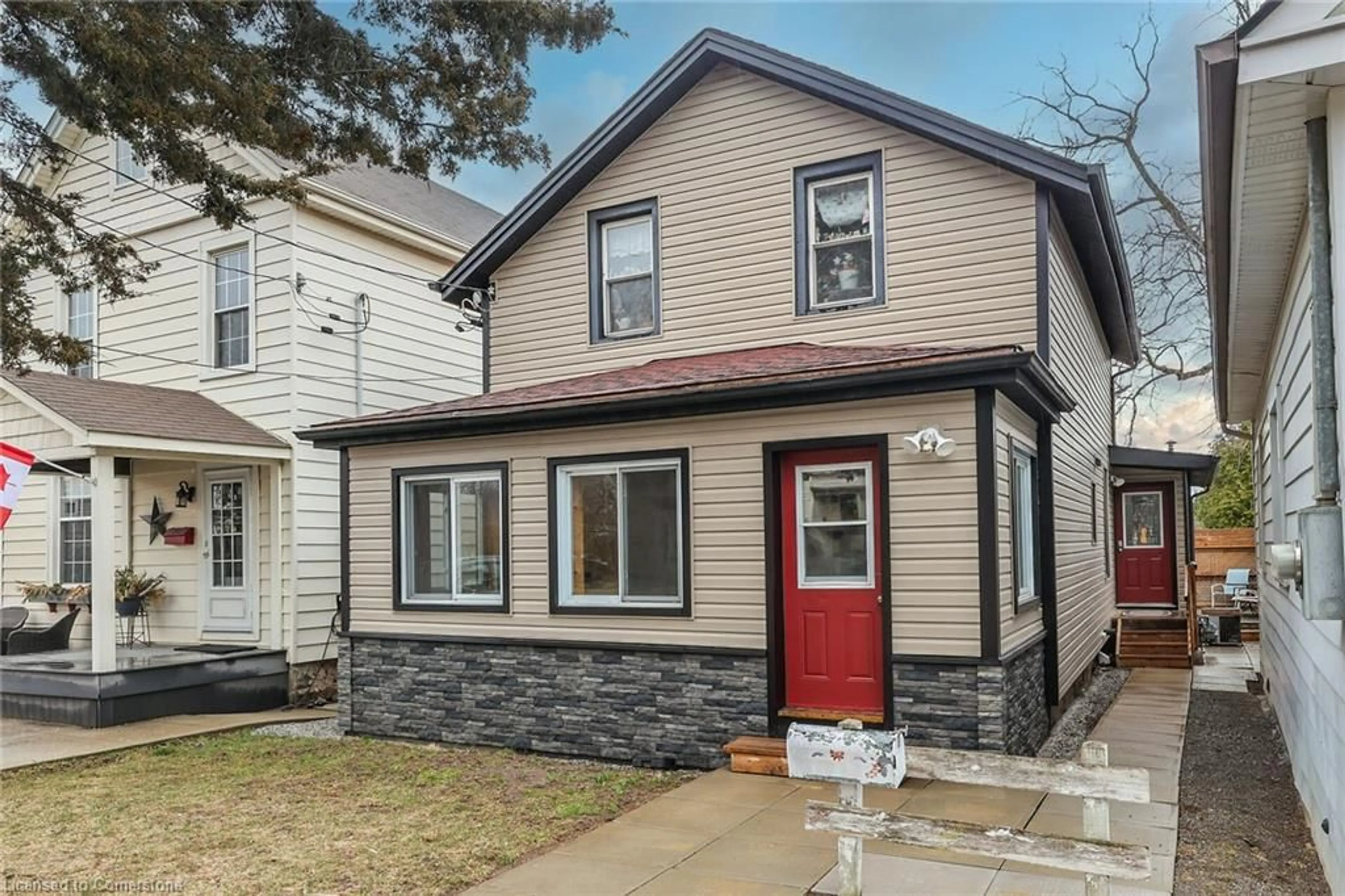 Home with brick exterior material, street for 15 Adelaide St, Grimsby Ontario L3M 1X2