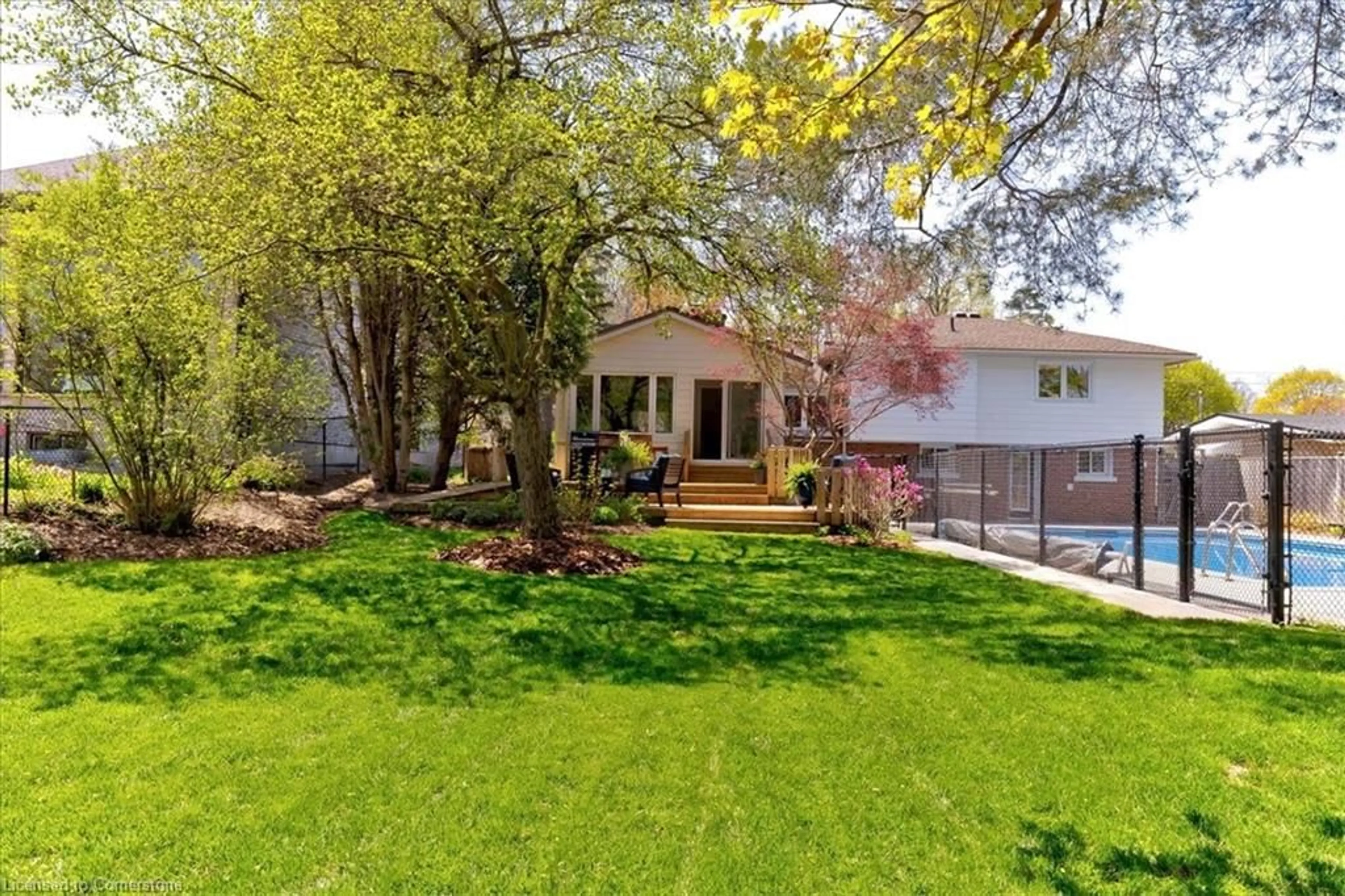 Patio, street for 92 Margaret Ave, Waterloo Ontario N2J 3P9