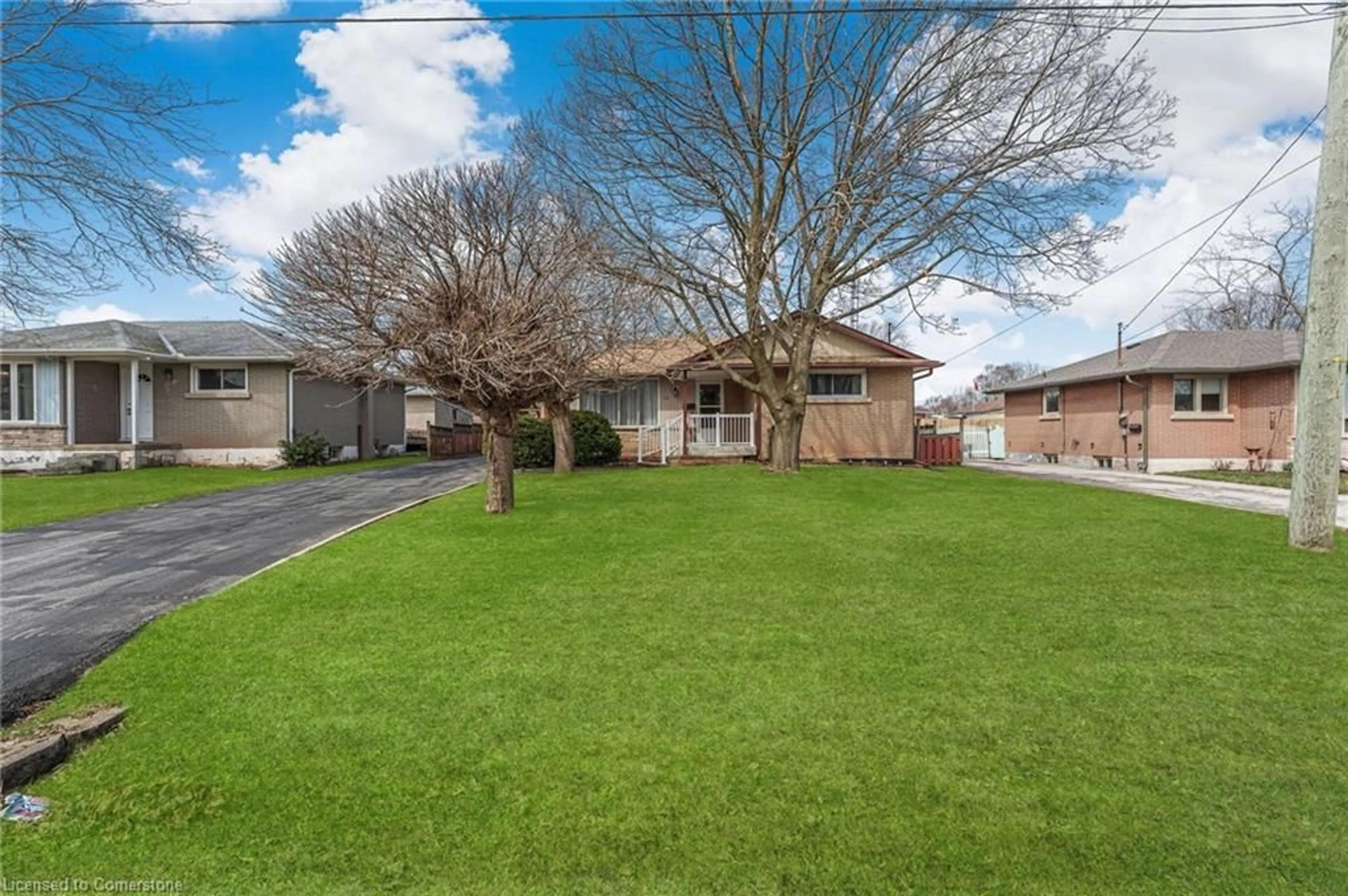 A pic from outside/outdoor area/front of a property/back of a property/a pic from drone, street for 19 Old Orchard Ave, Grimsby Ontario L3M 3H9