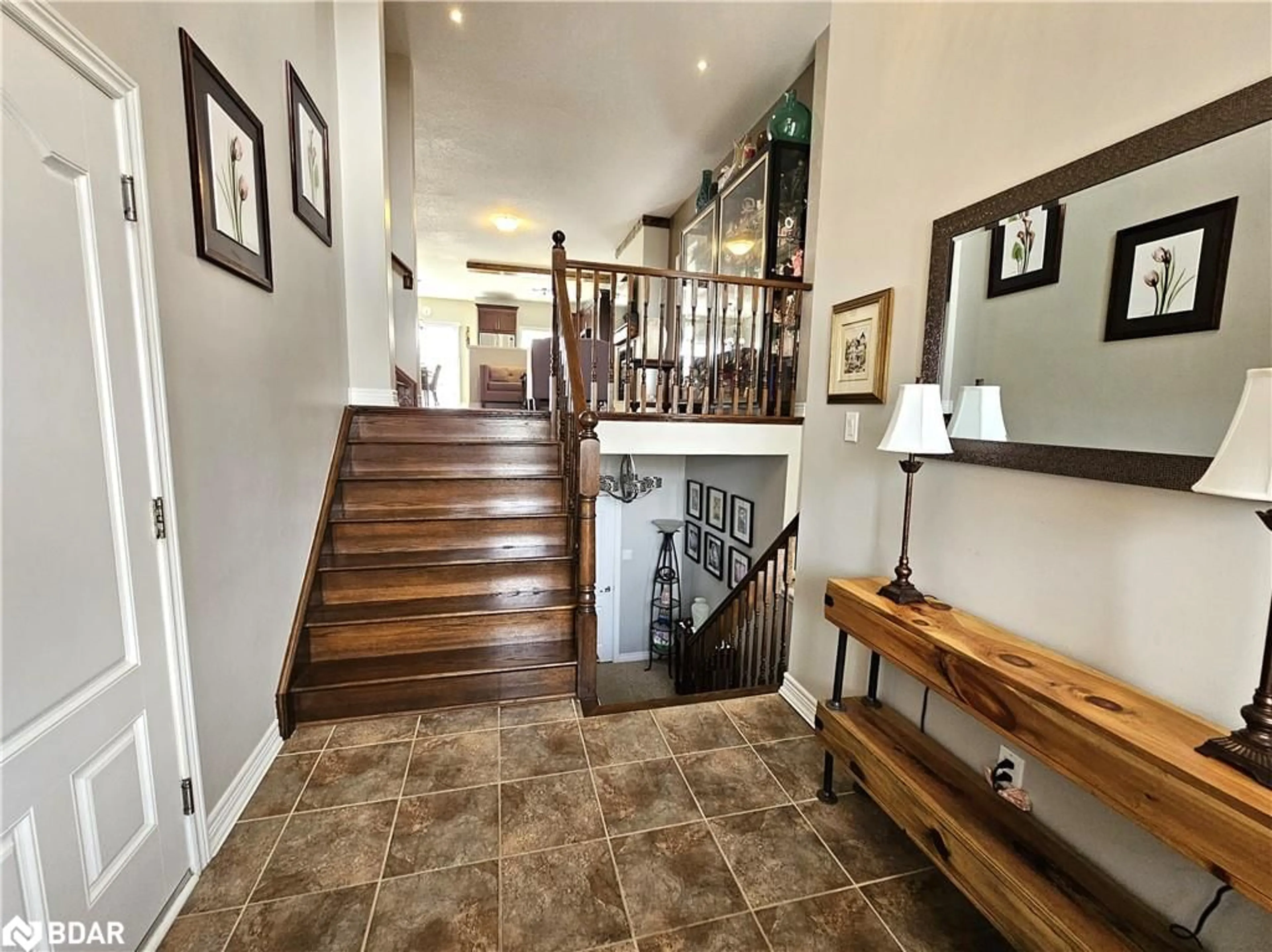 Indoor foyer for 158 Gray Ave, Alliston Ontario L9R 0G5