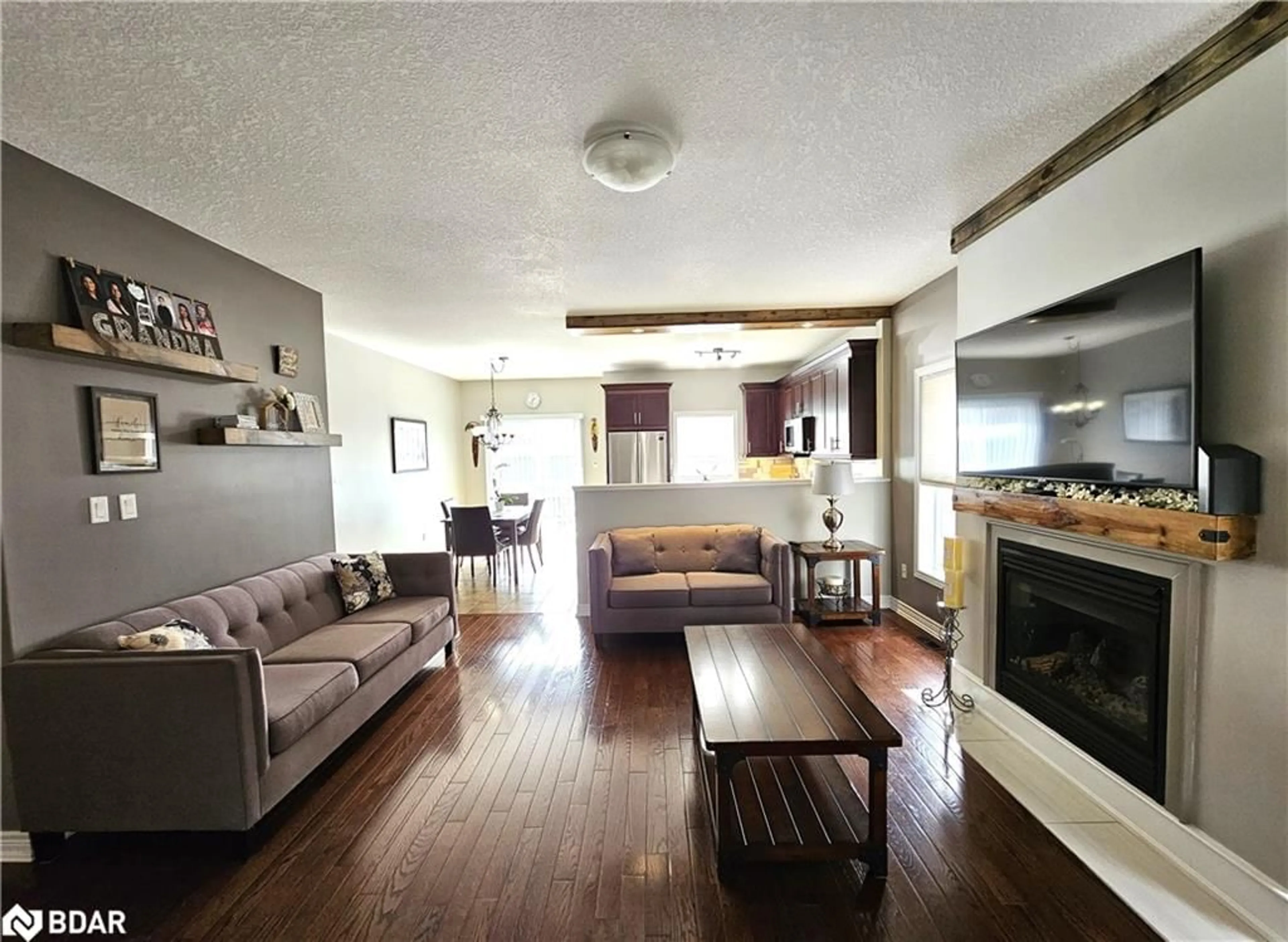 Living room with furniture, wood/laminate floor for 158 Gray Ave, Alliston Ontario L9R 0G5