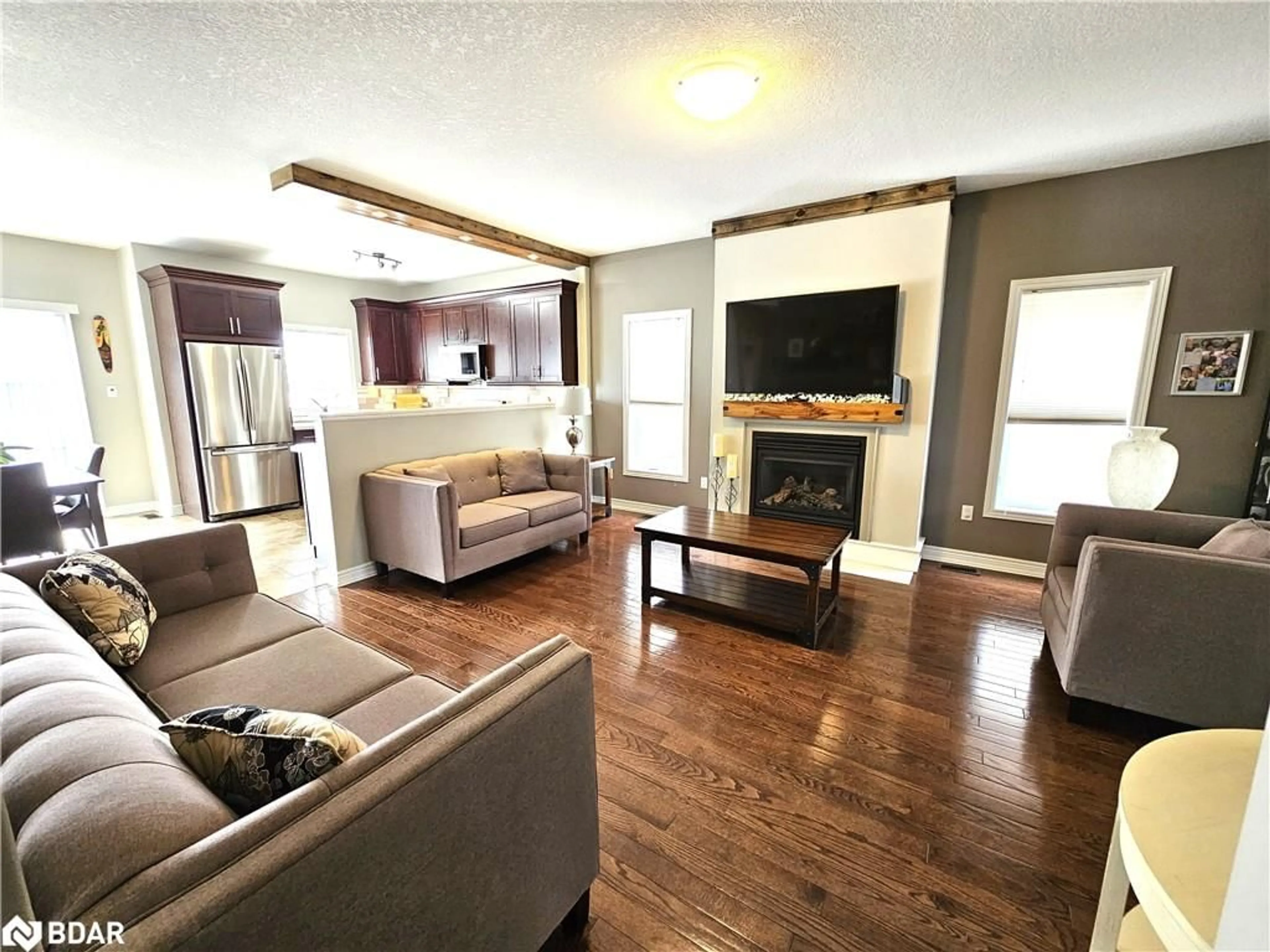 Living room with furniture, wood/laminate floor for 158 Gray Ave, Alliston Ontario L9R 0G5