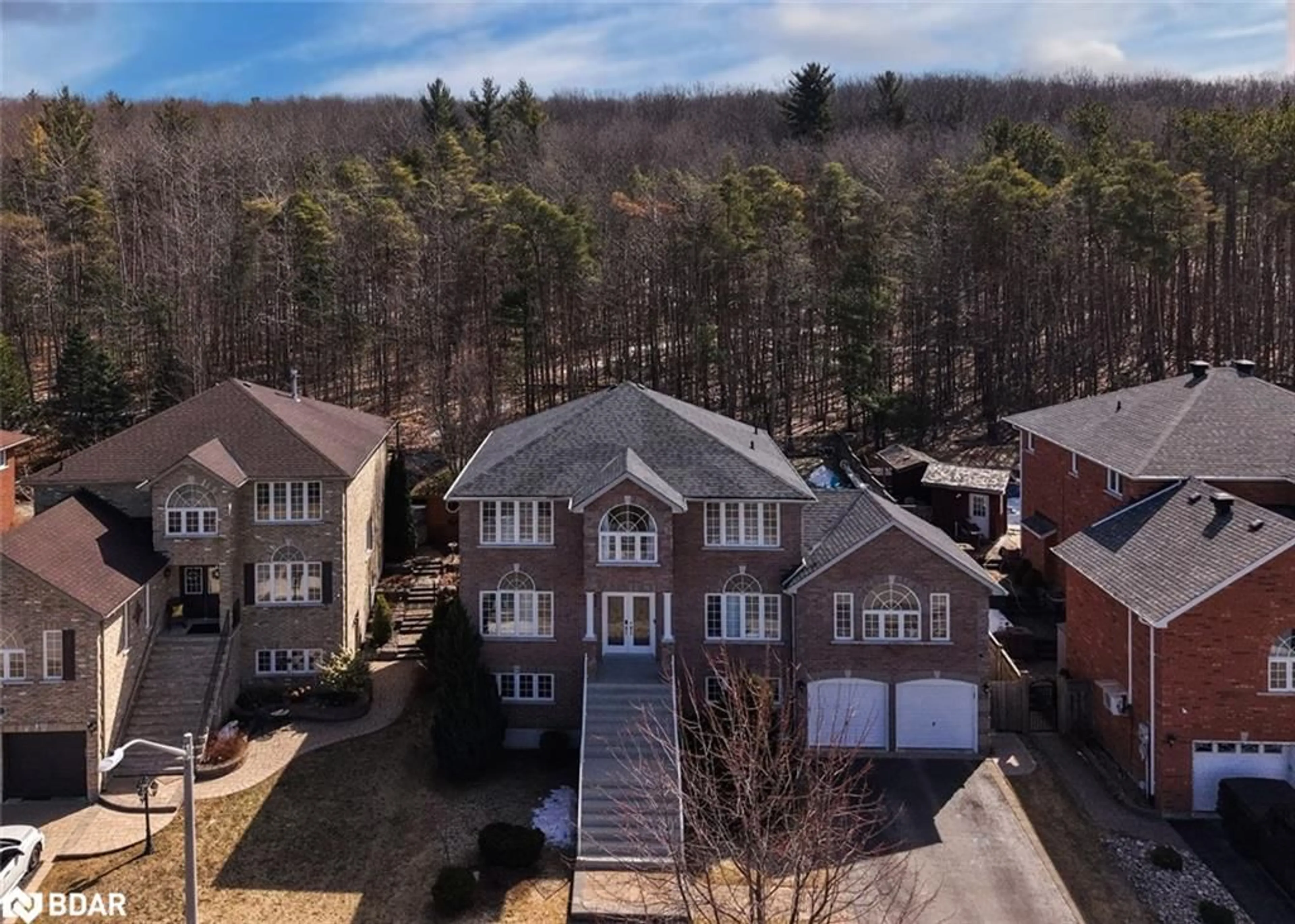 A pic from outside/outdoor area/front of a property/back of a property/a pic from drone, street for 27 Willow Fern Dr, Barrie Ontario L4N 1S7