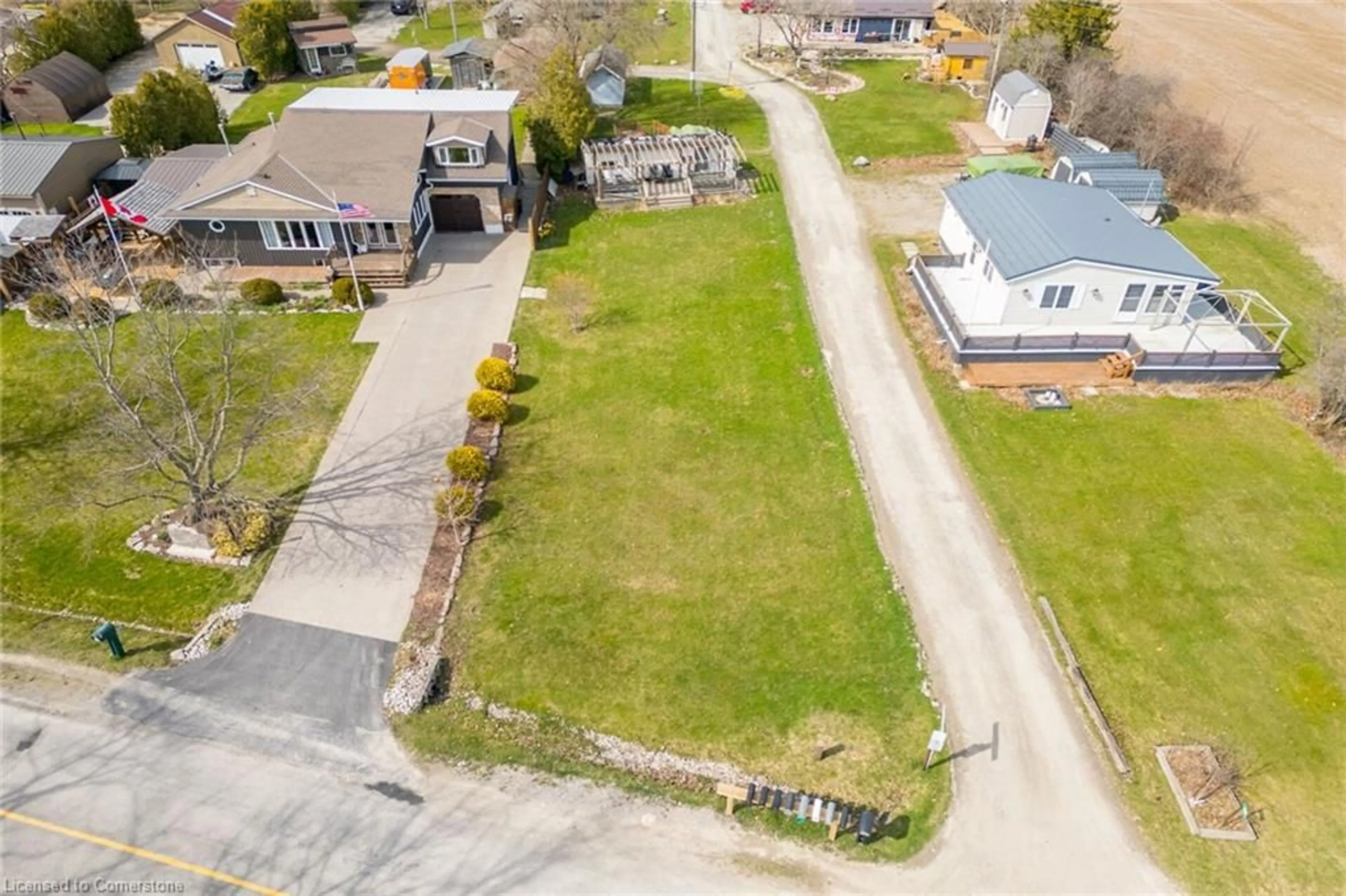 A pic from outside/outdoor area/front of a property/back of a property/a pic from drone, street for 307 Lakeshore Rd, Selkirk Ontario N0A 1P0