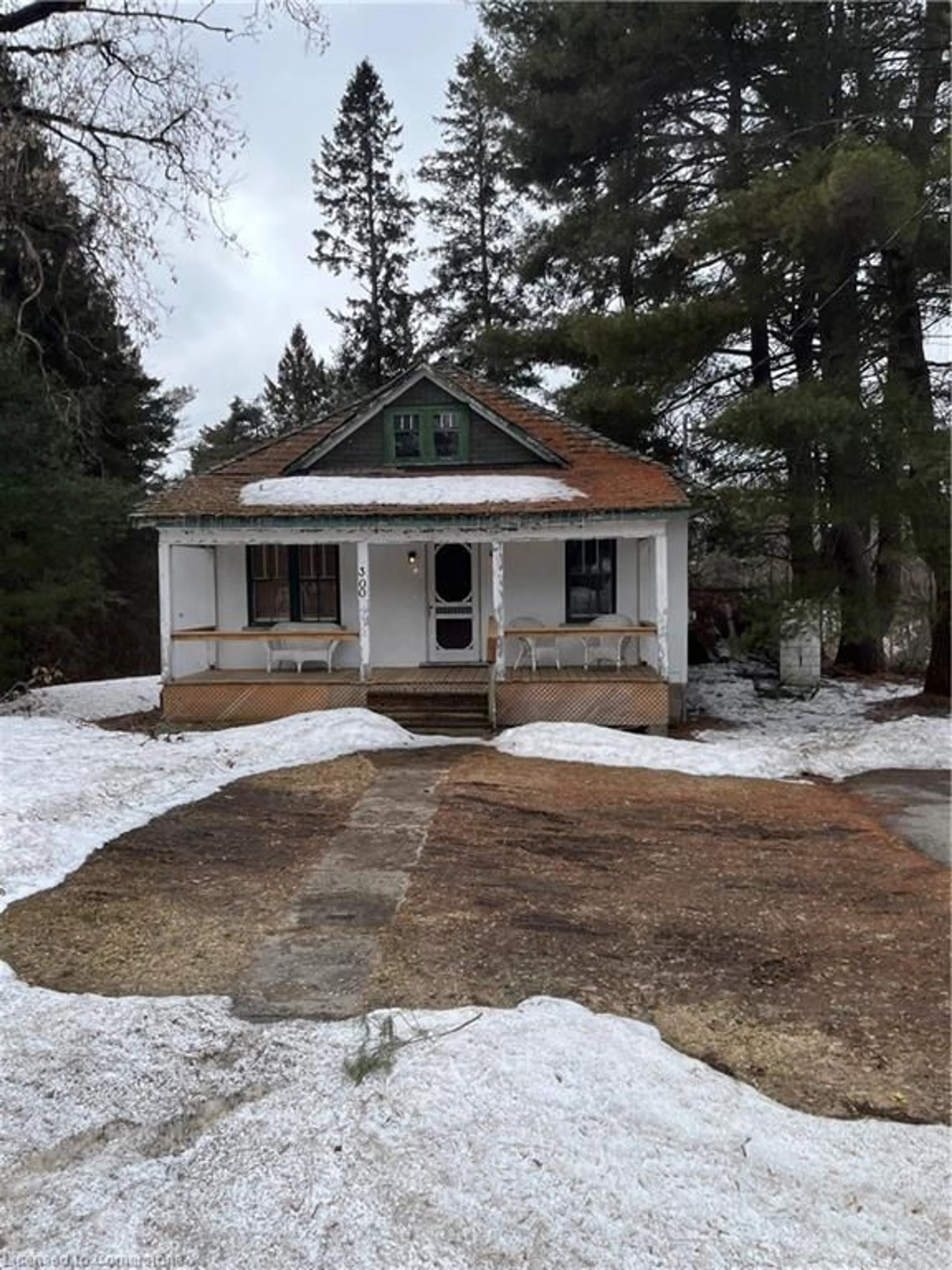 A pic from outside/outdoor area/front of a property/back of a property/a pic from drone, street for 300 Manitoba St, Bracebridge Ontario P1L 2C9