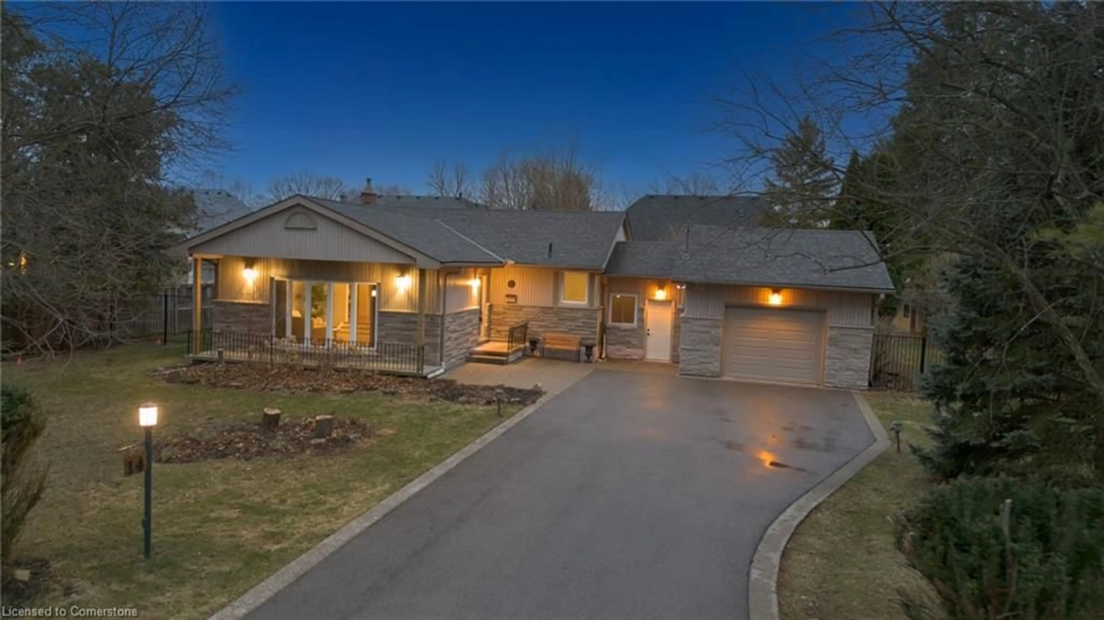 A pic from outside/outdoor area/front of a property/back of a property/a pic from drone, street for 14 Hopkins Crt, Dundas Ontario L9H 5M5