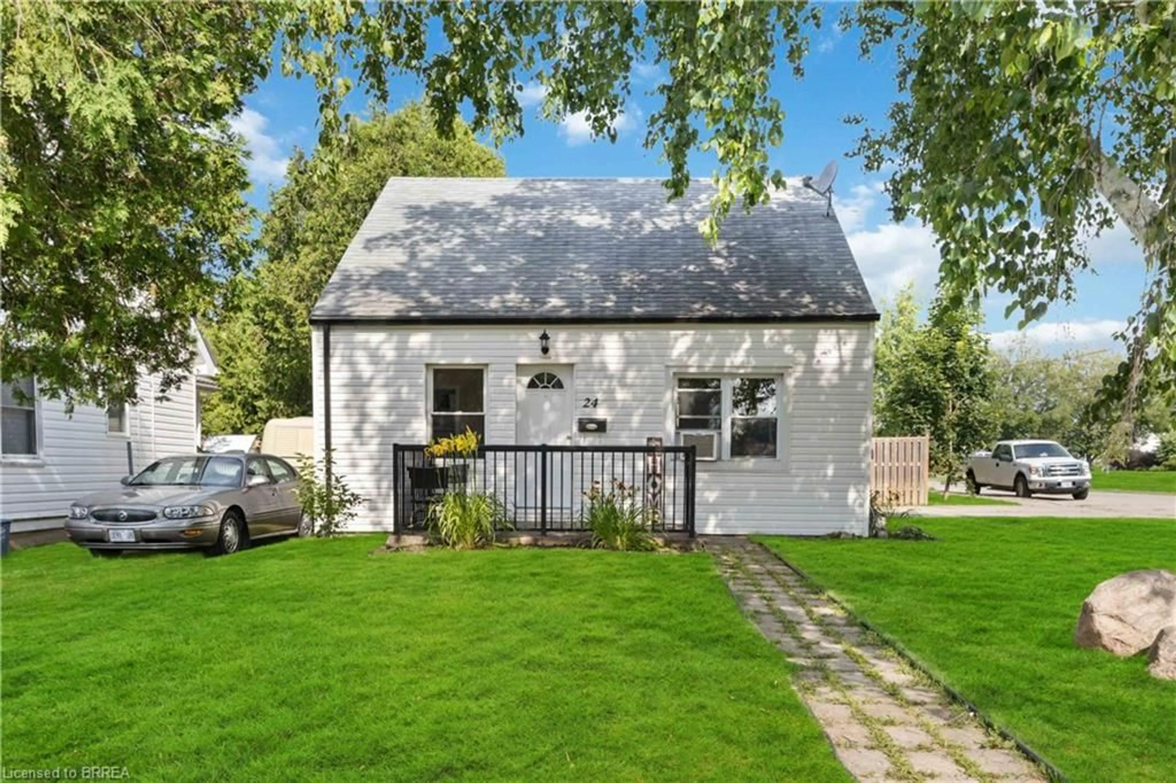A pic from outside/outdoor area/front of a property/back of a property/a pic from drone, street for 24 John St, Brantford Ontario N3T 4H7