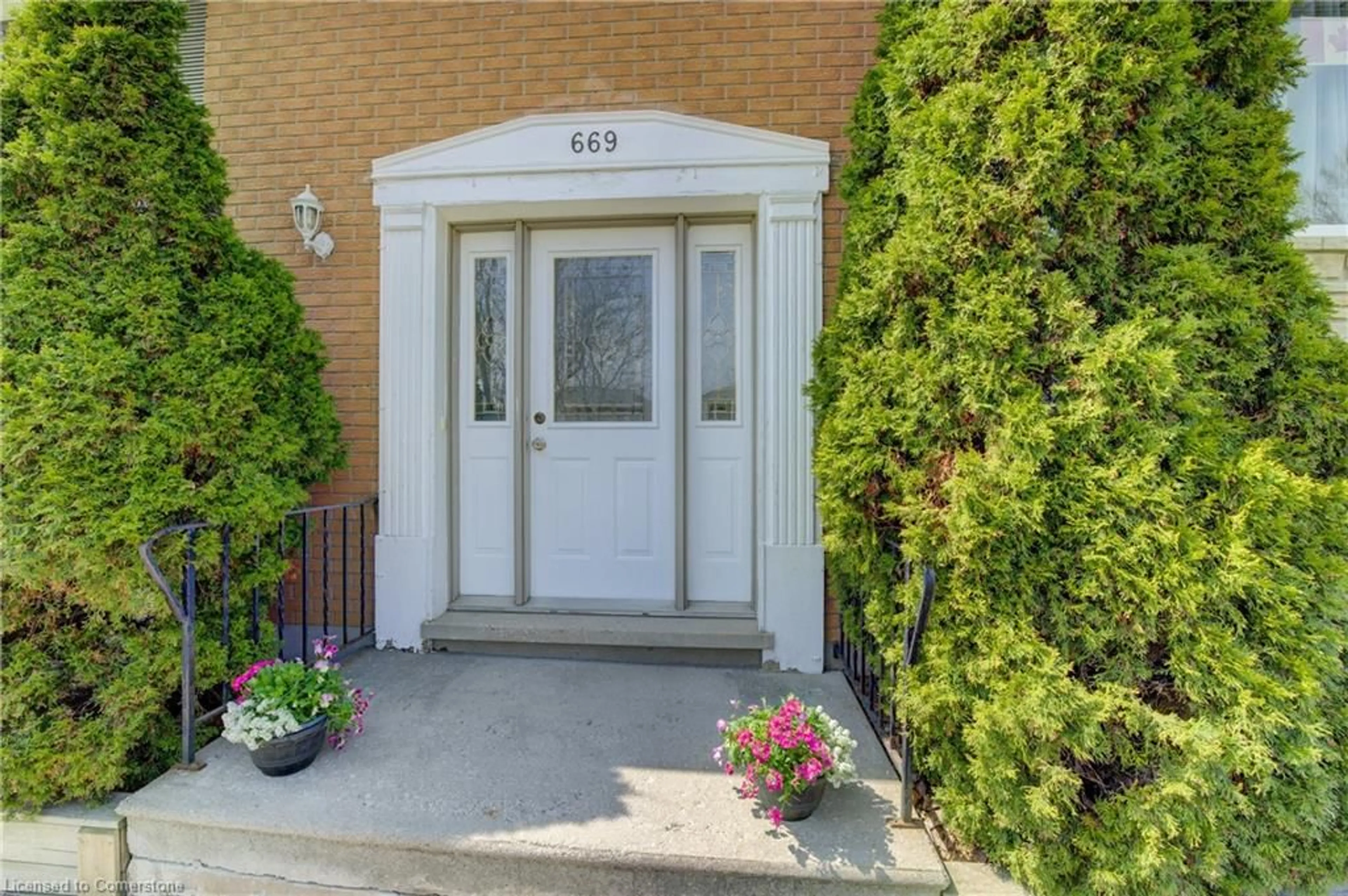 Indoor entryway for 669 Highpoint Ave, Waterloo Ontario N2L 4Z4