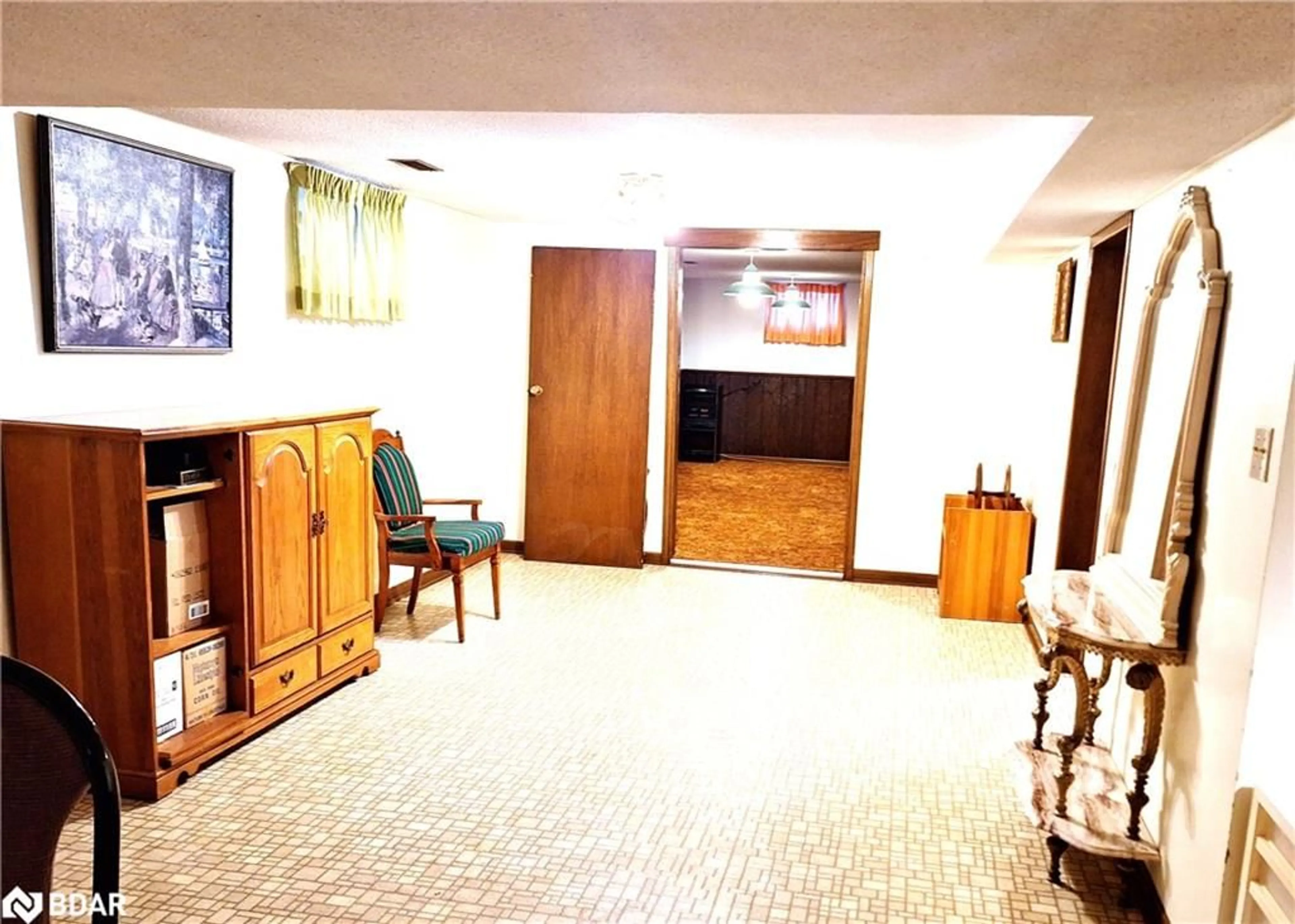 Indoor foyer for 21 Drury Cres, St. Catharines Ontario L2M 6B5
