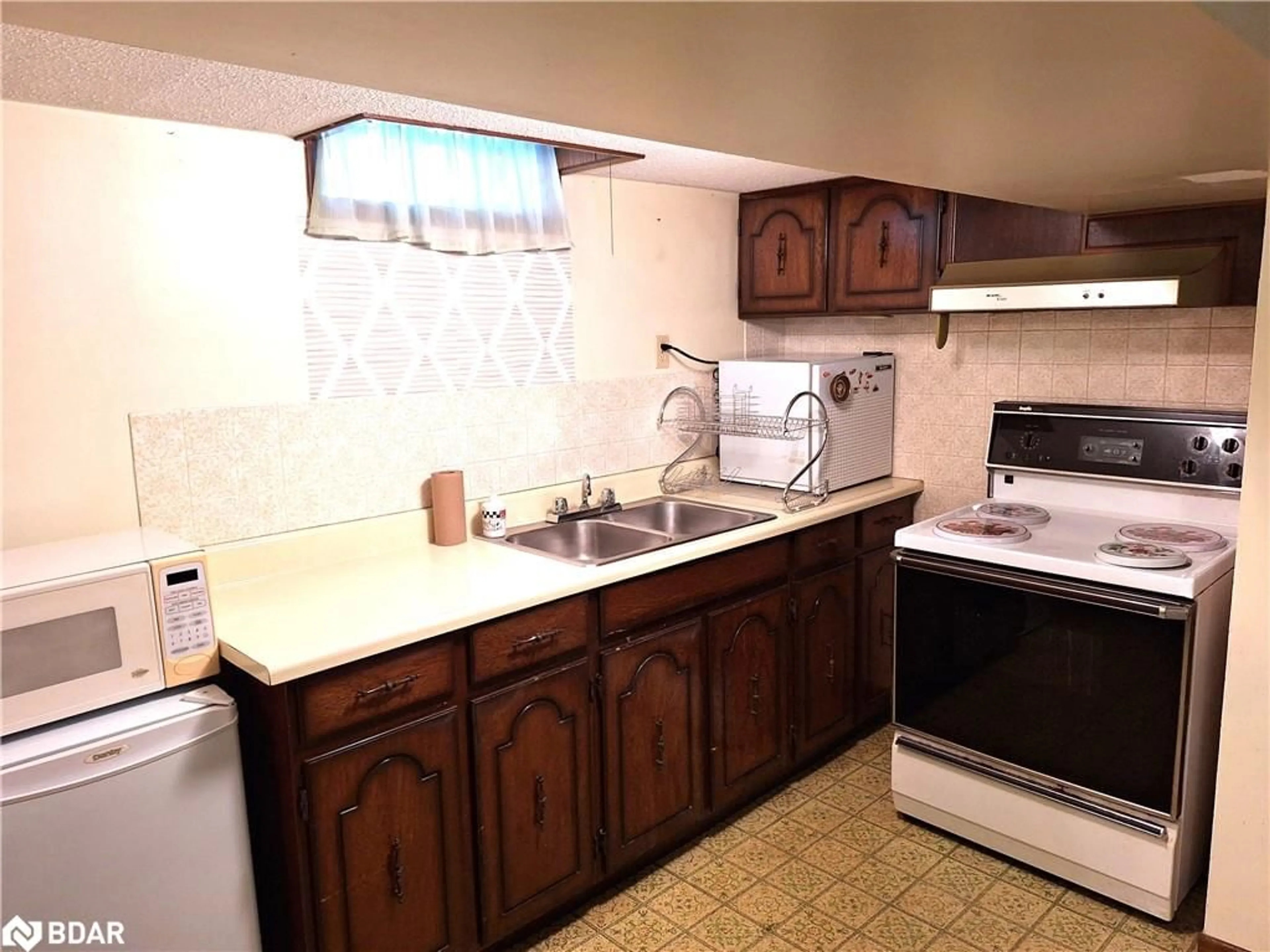 Standard kitchen, ceramic/tile floor for 21 Drury Cres, St. Catharines Ontario L2M 6B5