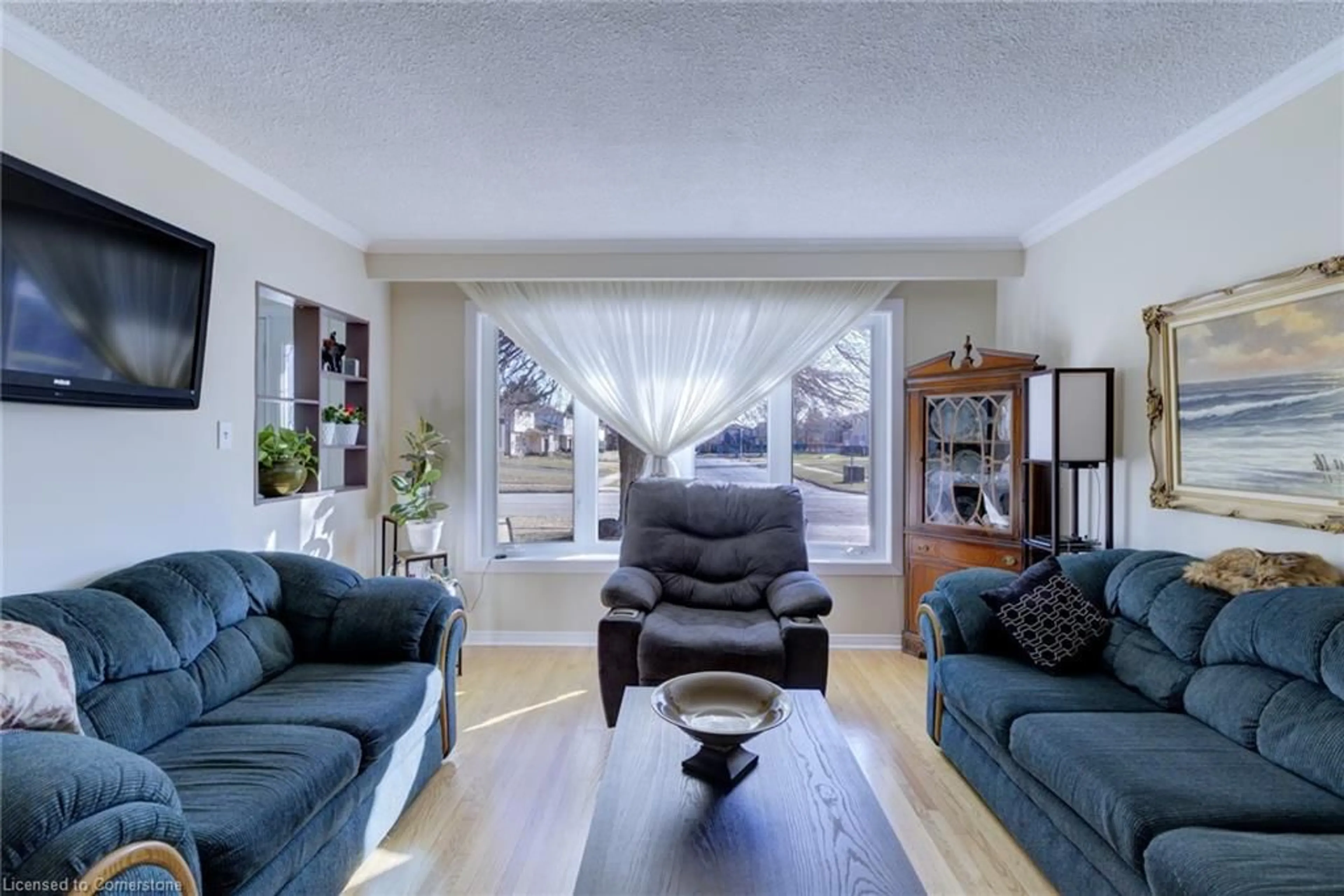 Living room with furniture, unknown for 842 Shannon Dr, Cambridge Ontario N3H 4Y7