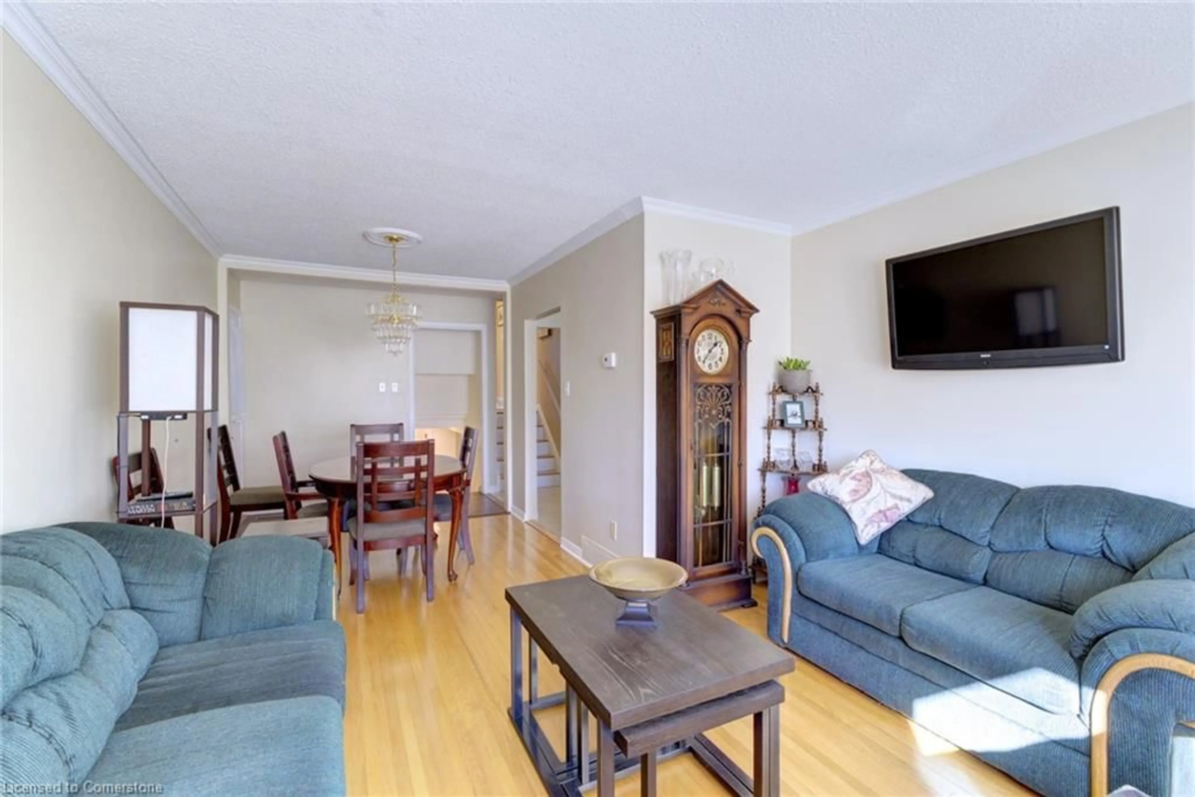 Living room with furniture, wood/laminate floor for 842 Shannon Dr, Cambridge Ontario N3H 4Y7