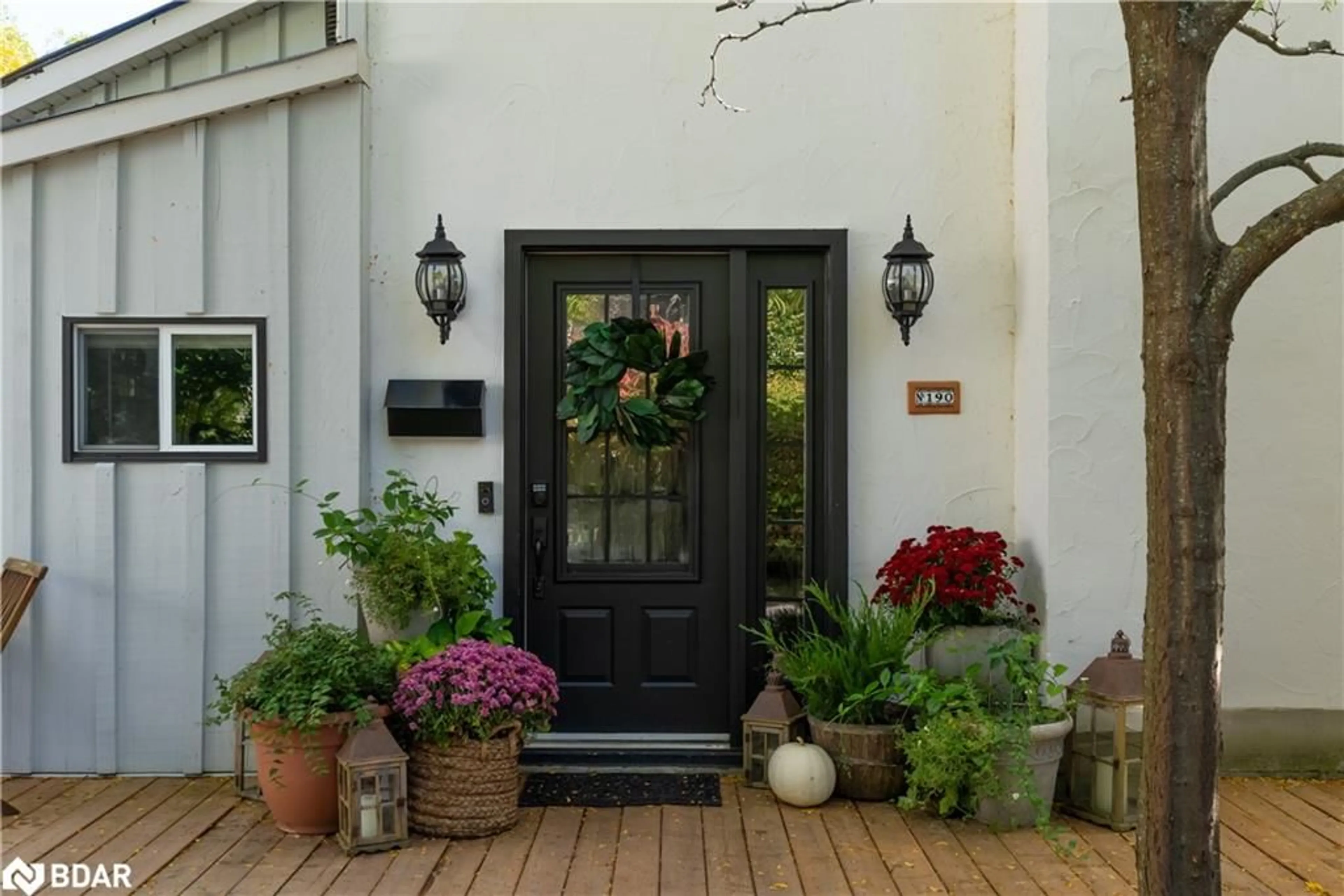 Indoor entryway for 190 Shanty Bay Rd, Barrie Ontario L4M 1E4
