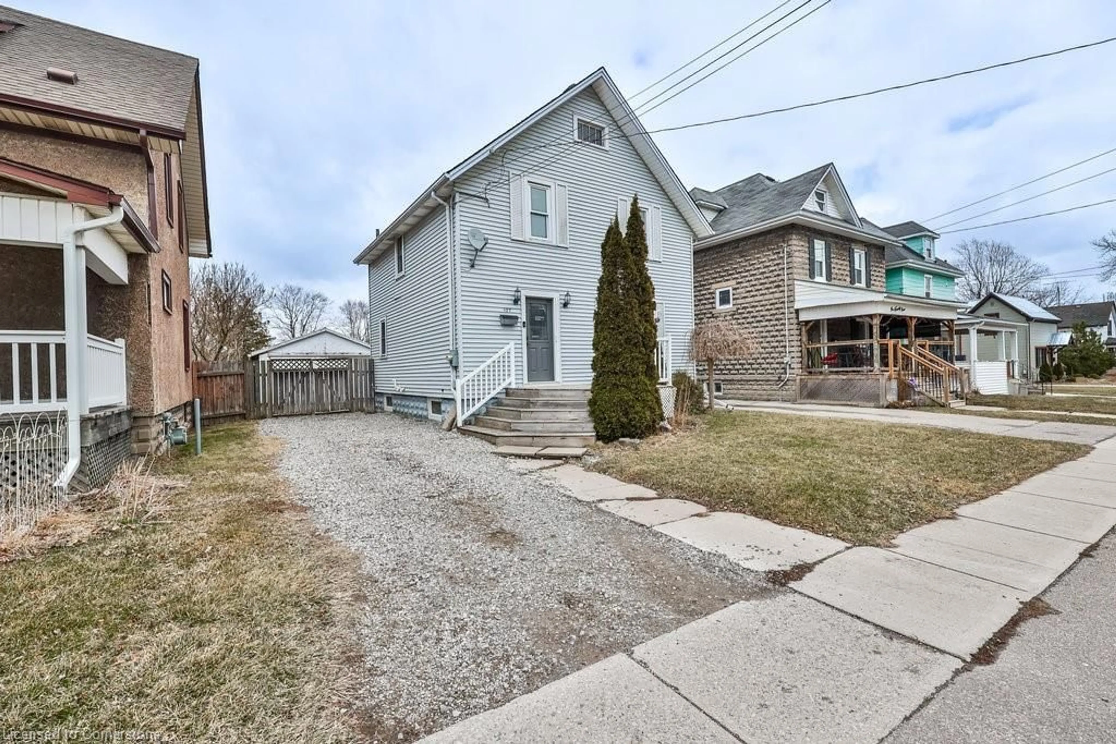 A pic from outside/outdoor area/front of a property/back of a property/a pic from drone, street for 127 Park Ave, Dunnville Ontario N1A 1B3