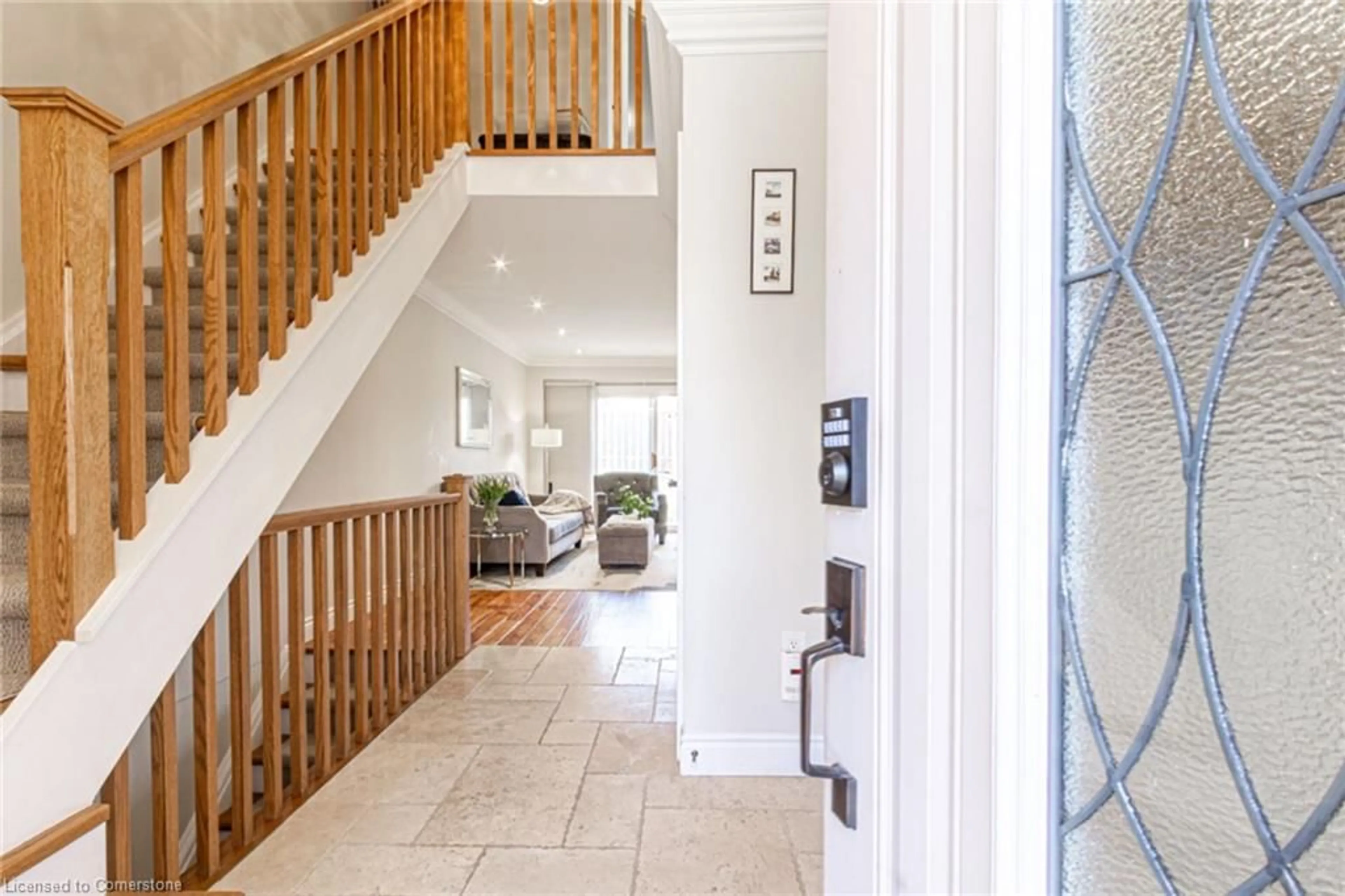 Indoor foyer for 1522 Lancaster Dr #18, Oakville Ontario L6H 2Z2