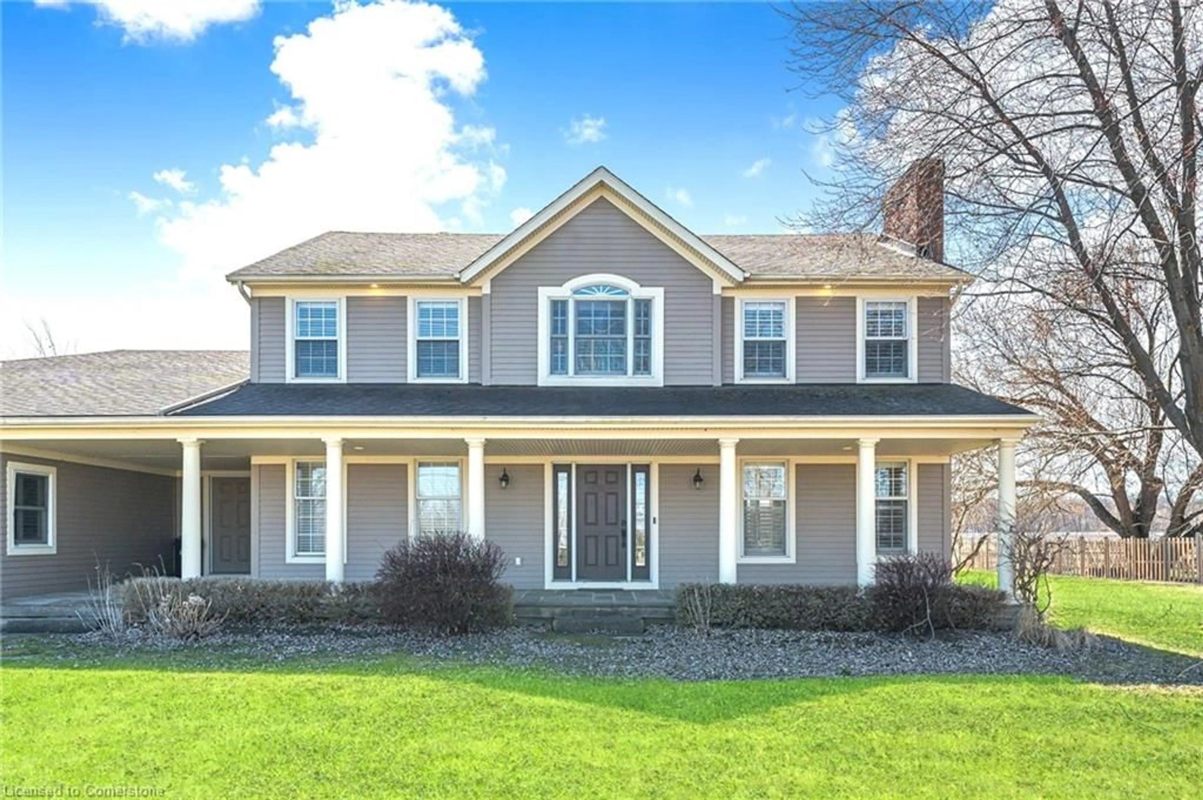 Home with vinyl exterior material, street for 915 Queenston Rd, Niagara-on-the-Lake Ontario L0S 1J0