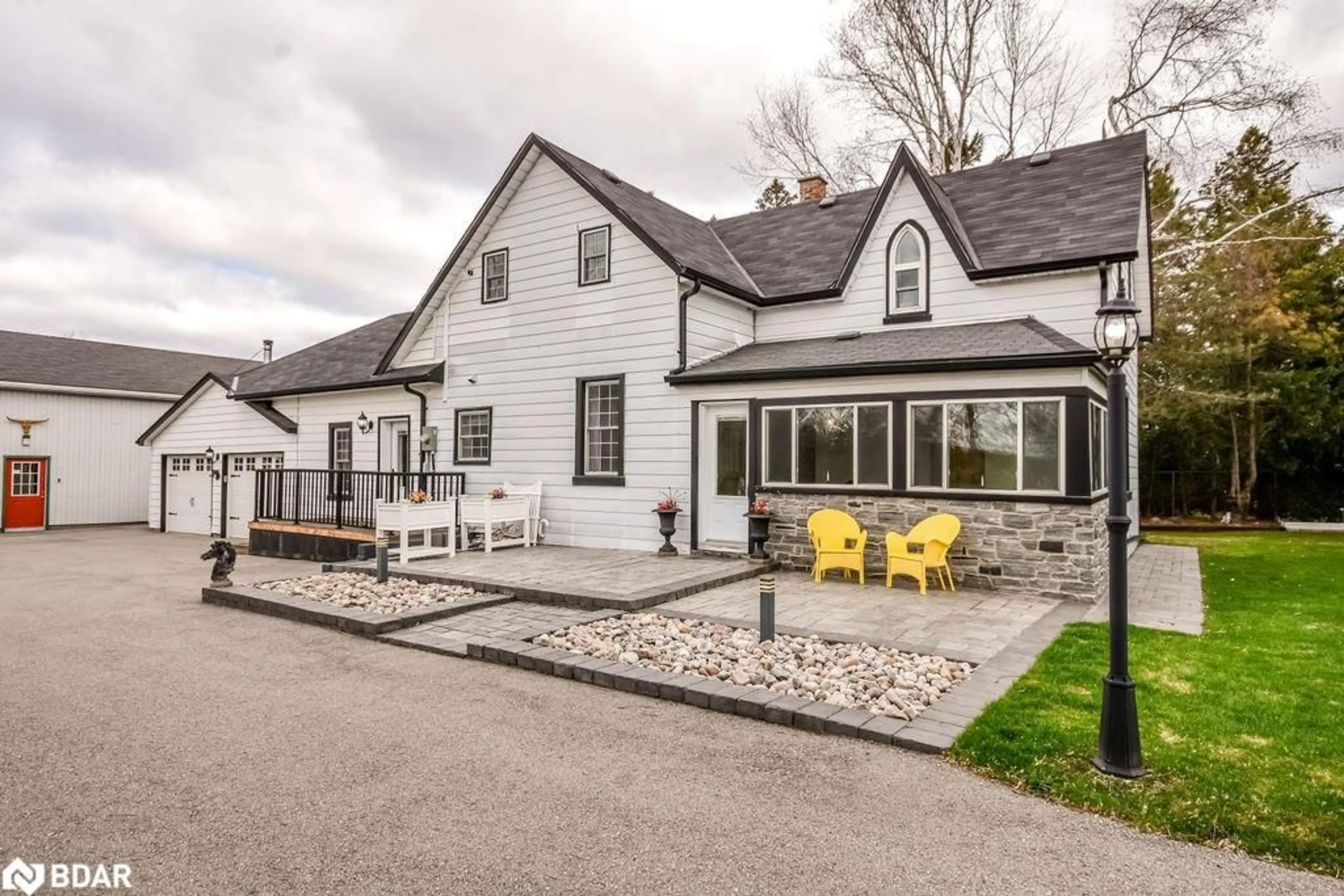 Patio, street for 5872 Hwy 11, Innisfil Ontario L0L 1K0
