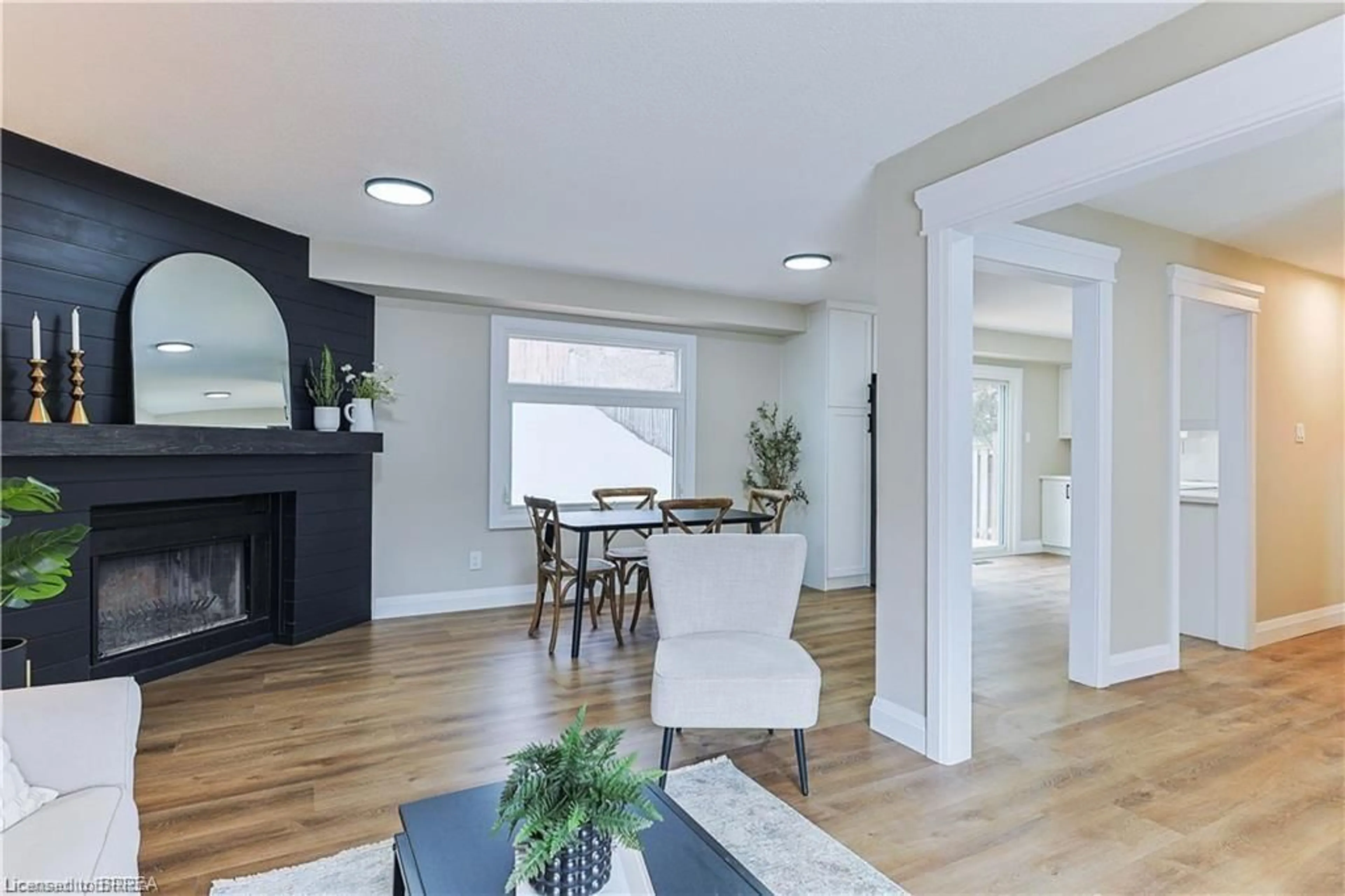 Living room with furniture, wood/laminate floor for 4170 Credit Pointe Dr, Mississauga Ontario L5M 3K1