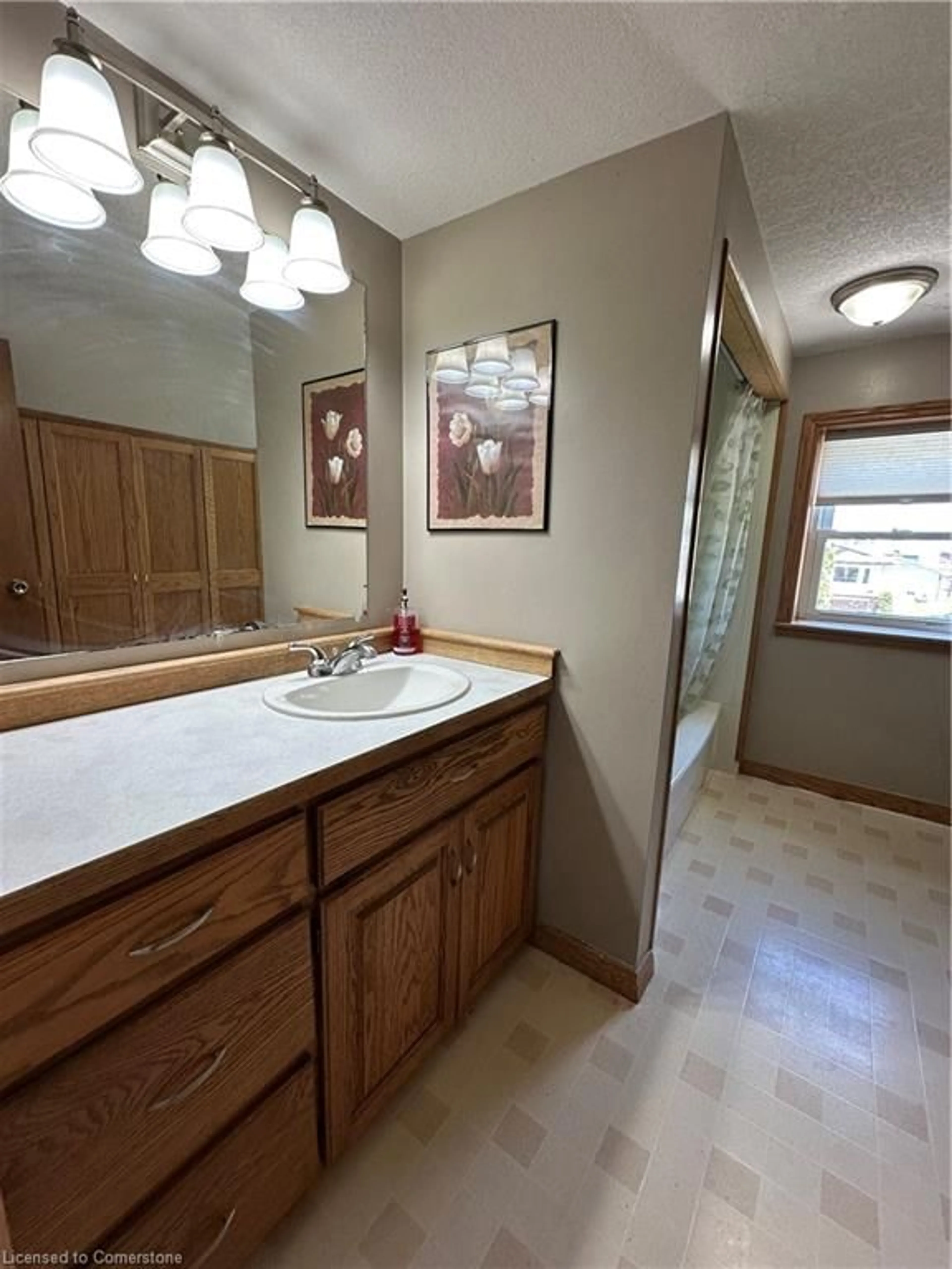 Standard bathroom, ceramic/tile floor for 270 Dufferin St St, Palmerston Ontario N0G 2P0