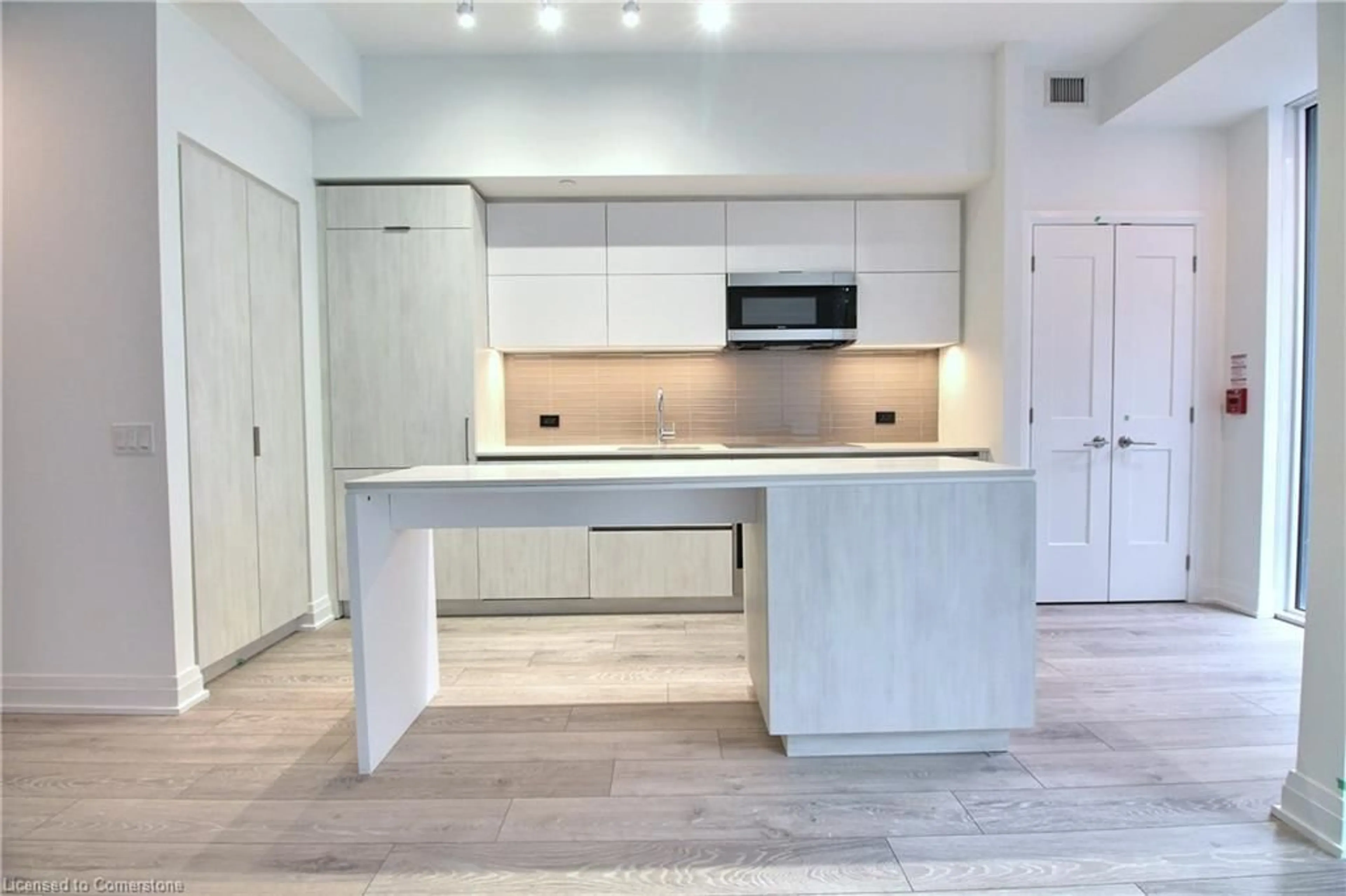 Open concept kitchen, unknown for 21 Park St #TH2, Mississauga Ontario L5G 1L7