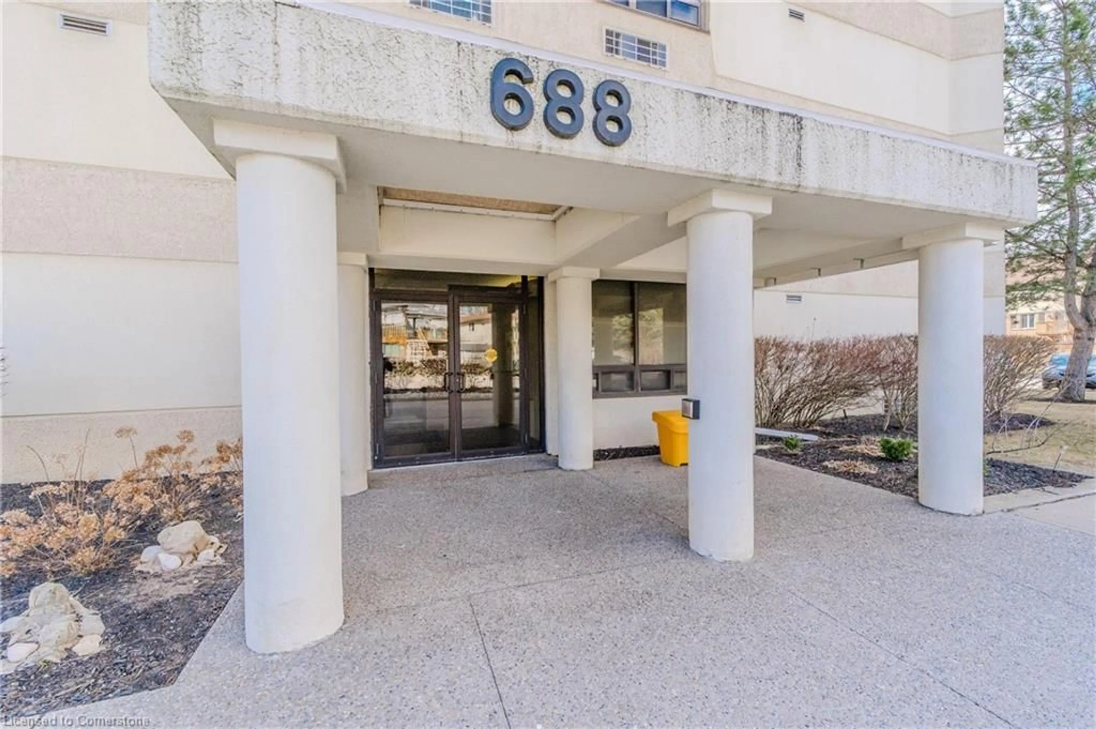 Indoor foyer for 688 Preston Pky #301, Cambridge Ontario N3H 5K6