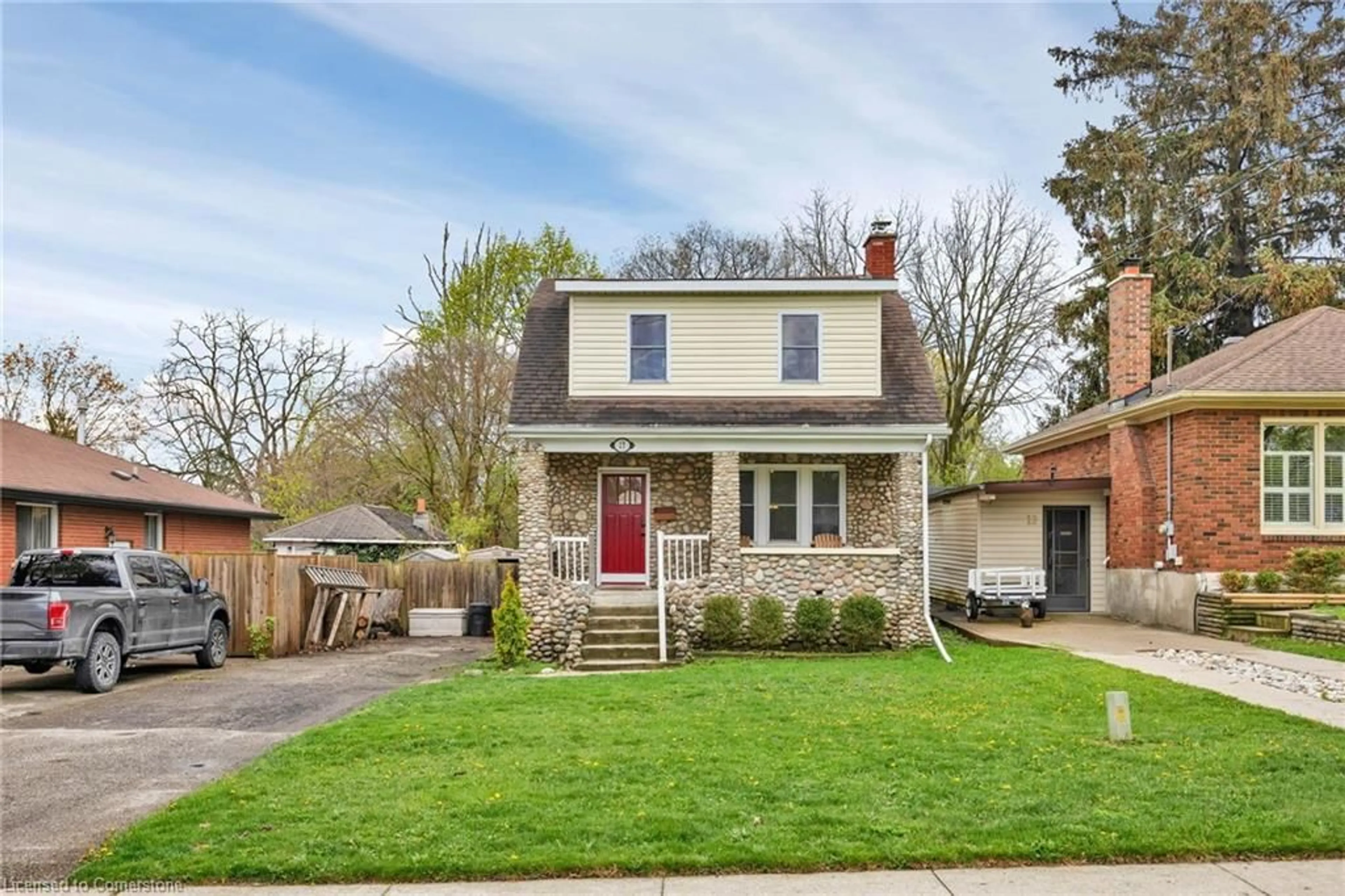 Home with brick exterior material, street for 17 5th Ave, Cambridge Ontario N1S 2E8