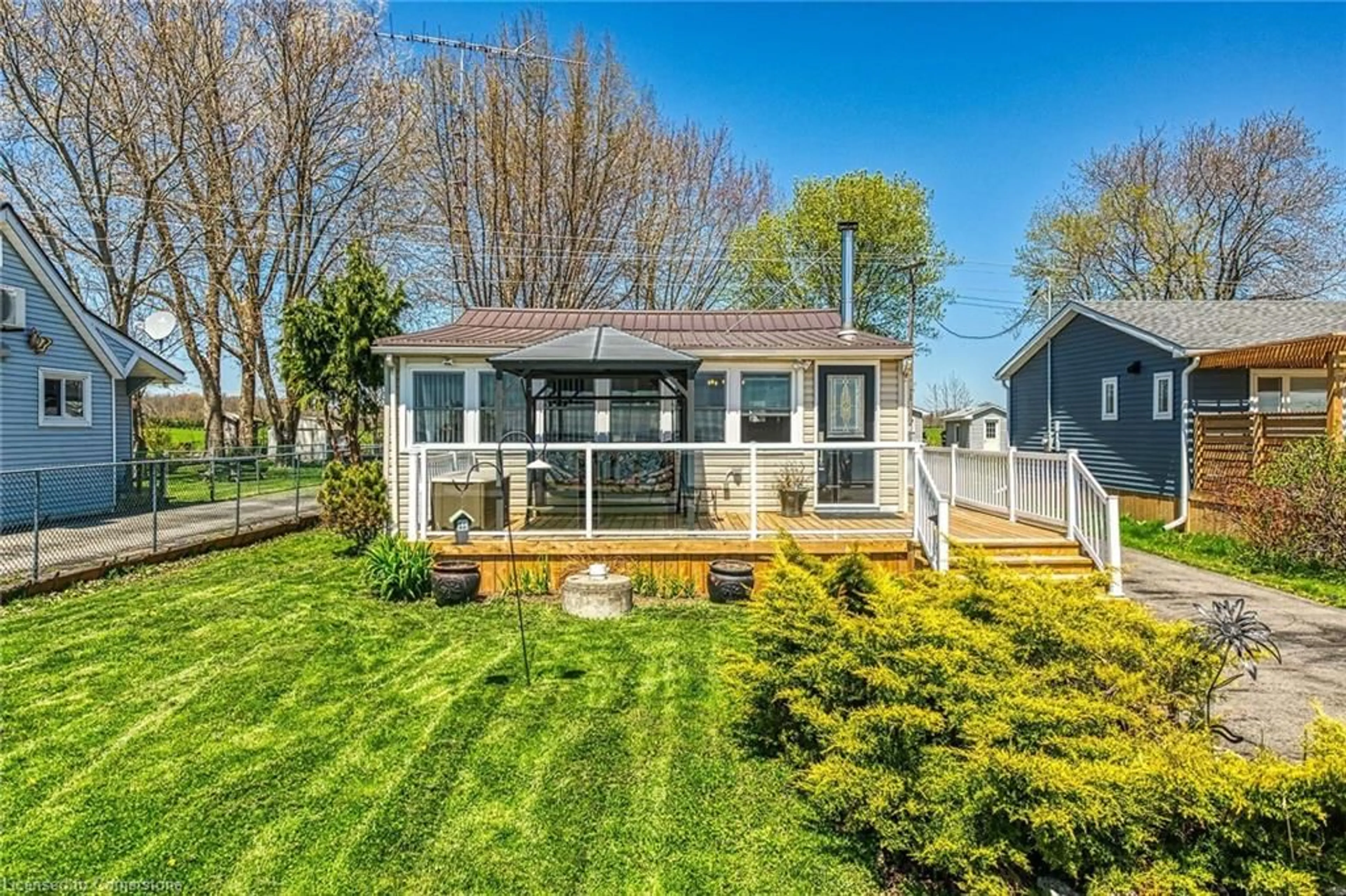 Home with vinyl exterior material, water/lake/river/ocean view for 1325 Lakeshore Rd, Selkirk Ontario N0A 1P0