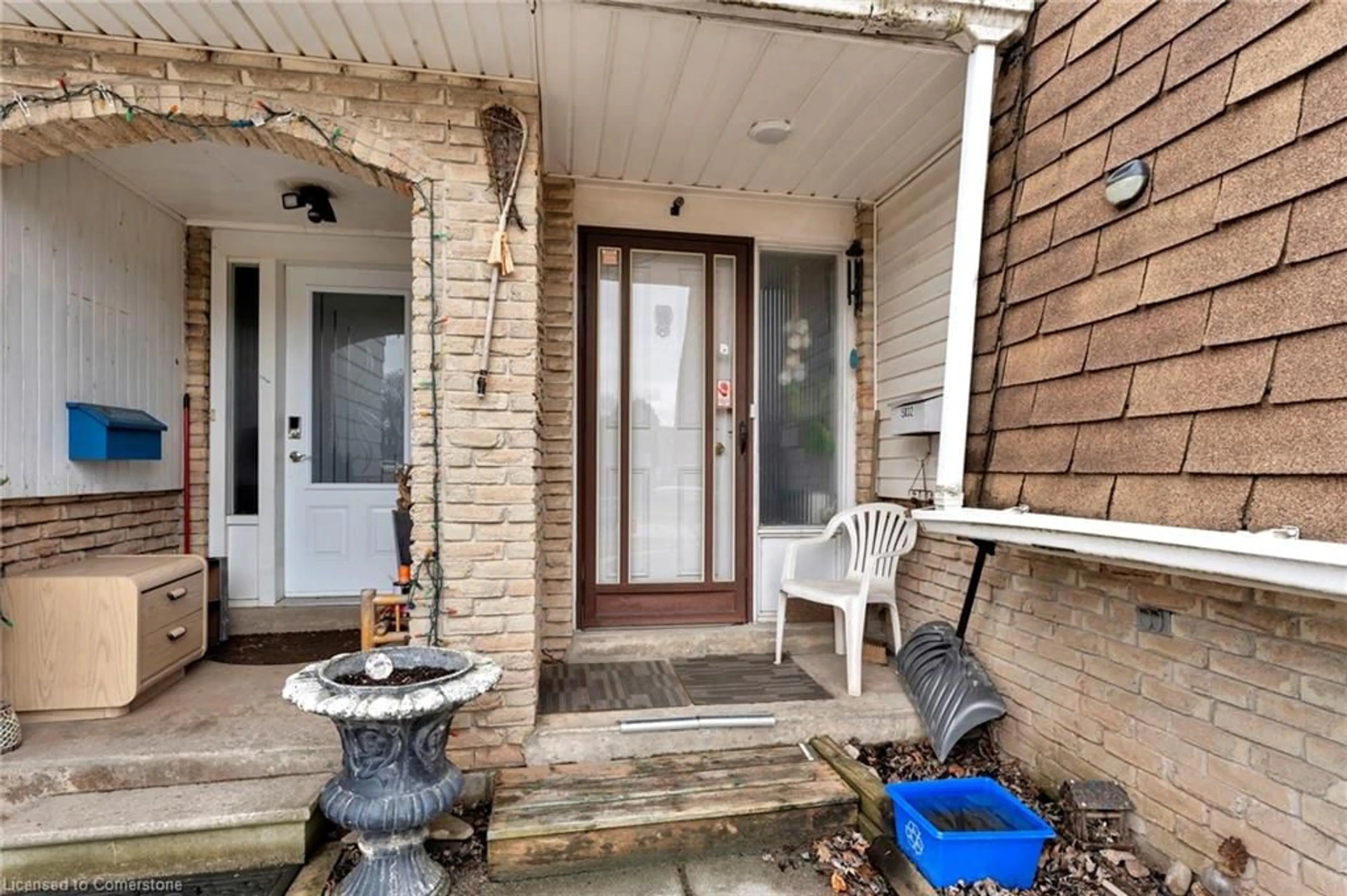 Indoor entryway for 5032 Brady Ave, Burlington Ontario L7L 3X6