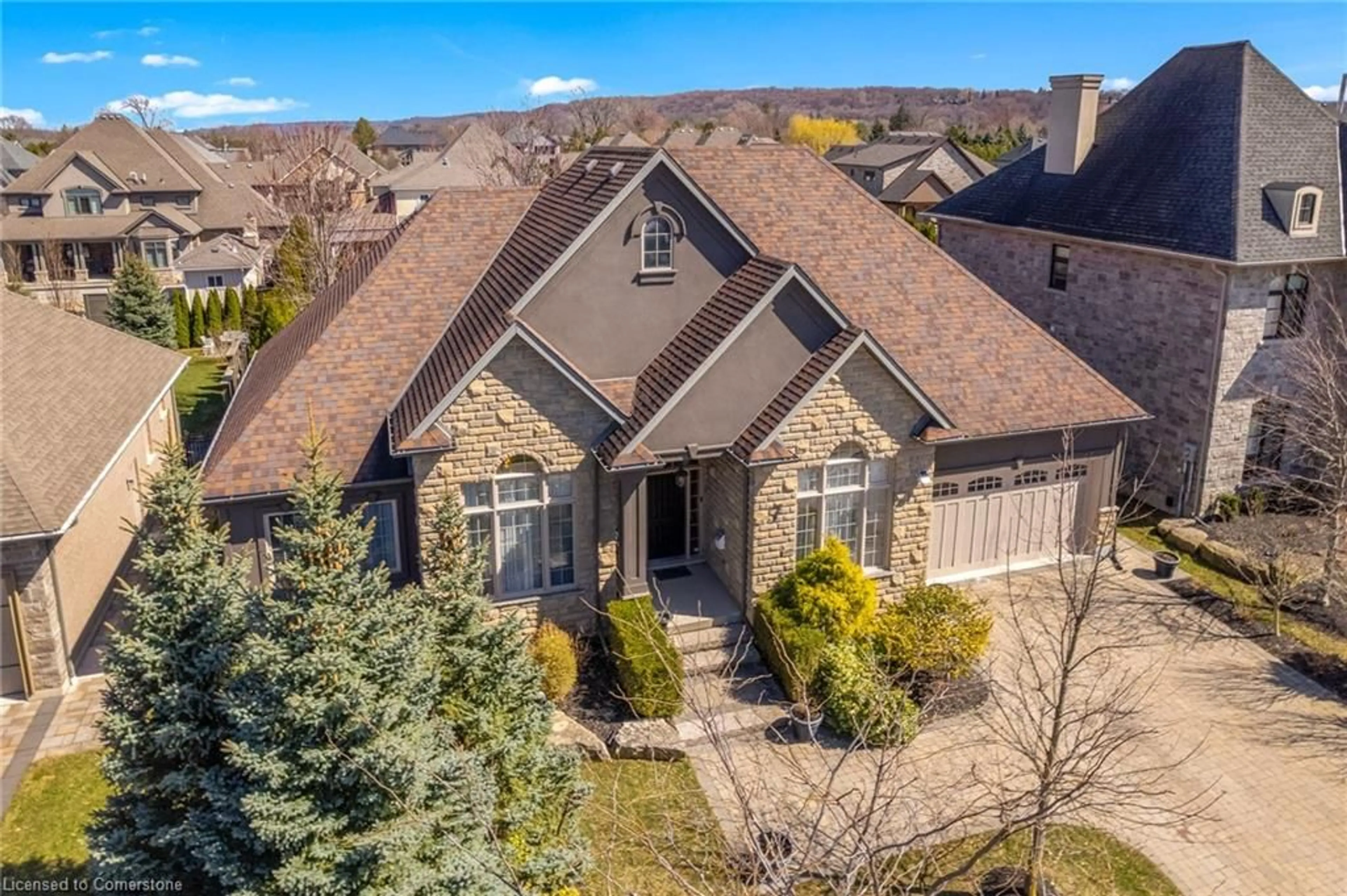A pic from outside/outdoor area/front of a property/back of a property/a pic from drone, street for 7 Sandalwood Cres, Niagara-on-the-Lake Ontario L0S 1P0