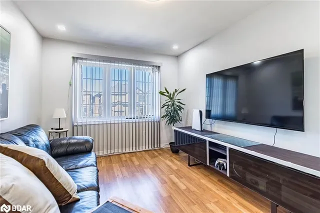 Additional property image - 450 Oaktree Cir