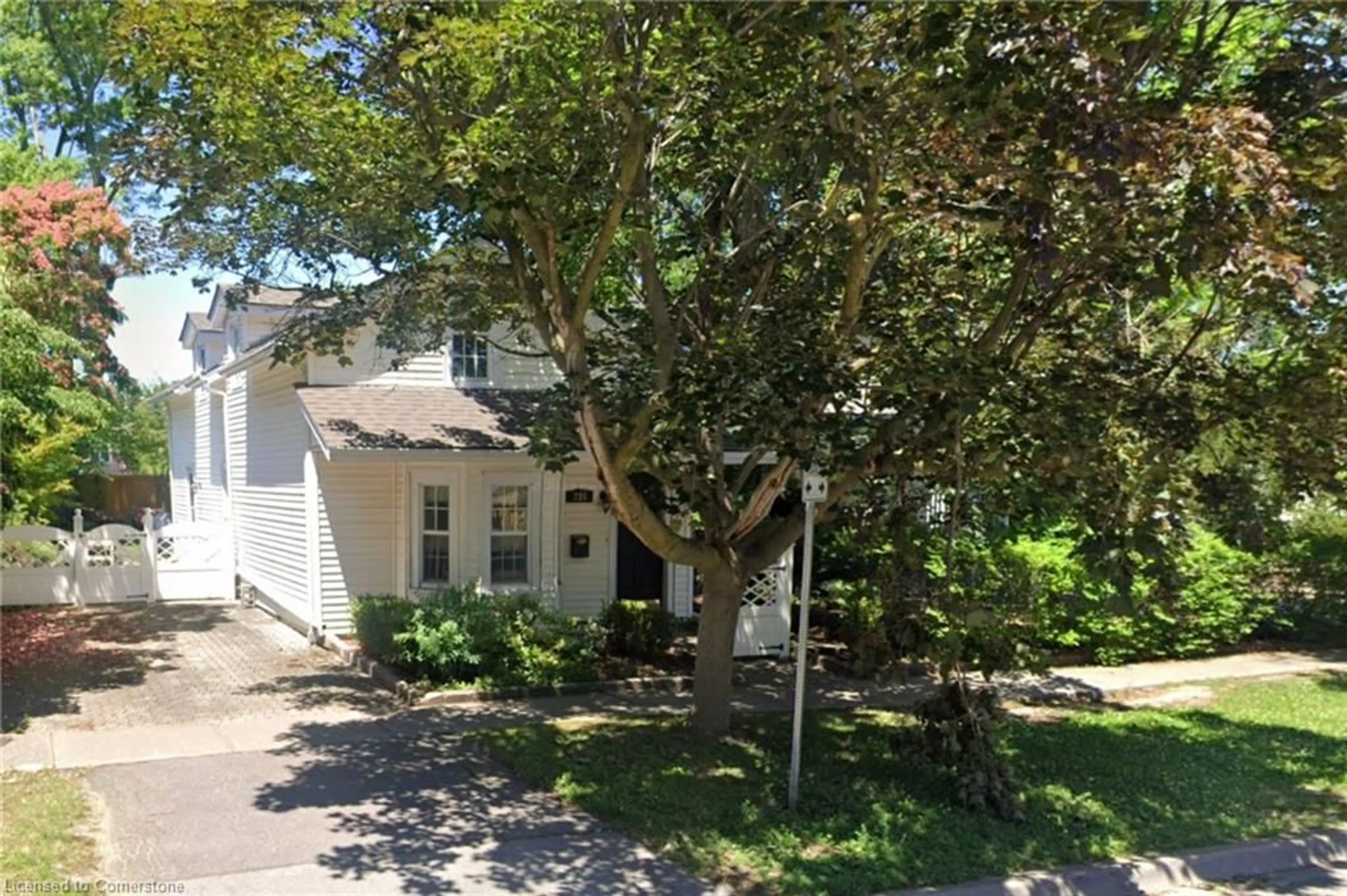 A pic from outside/outdoor area/front of a property/back of a property/a pic from drone, street for 235 Victoria St, Niagara-on-the-Lake Ontario L0S 1J0